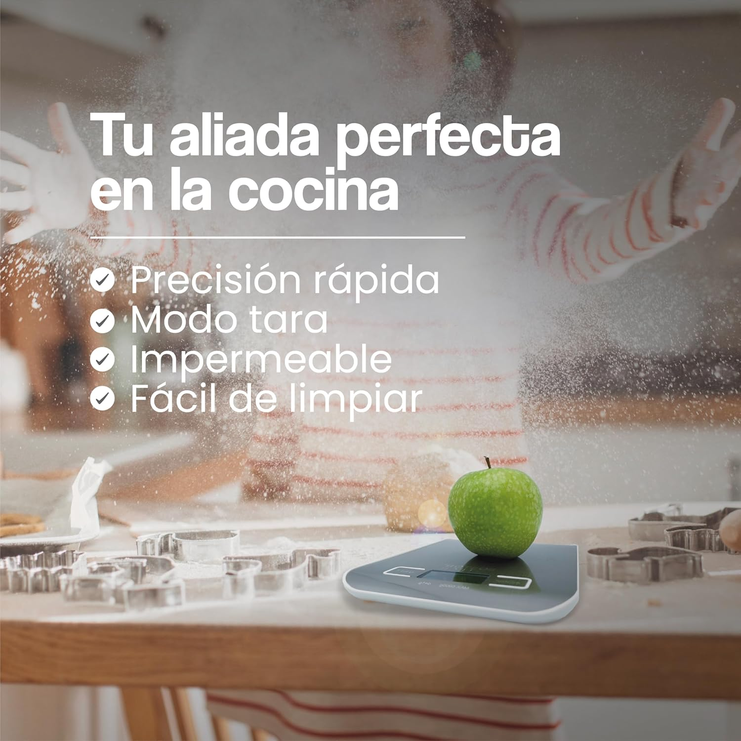 Le mani di una donna che spolverano farina su un piano di lavoro con una mela verde e una bilancia da cucina digitale.