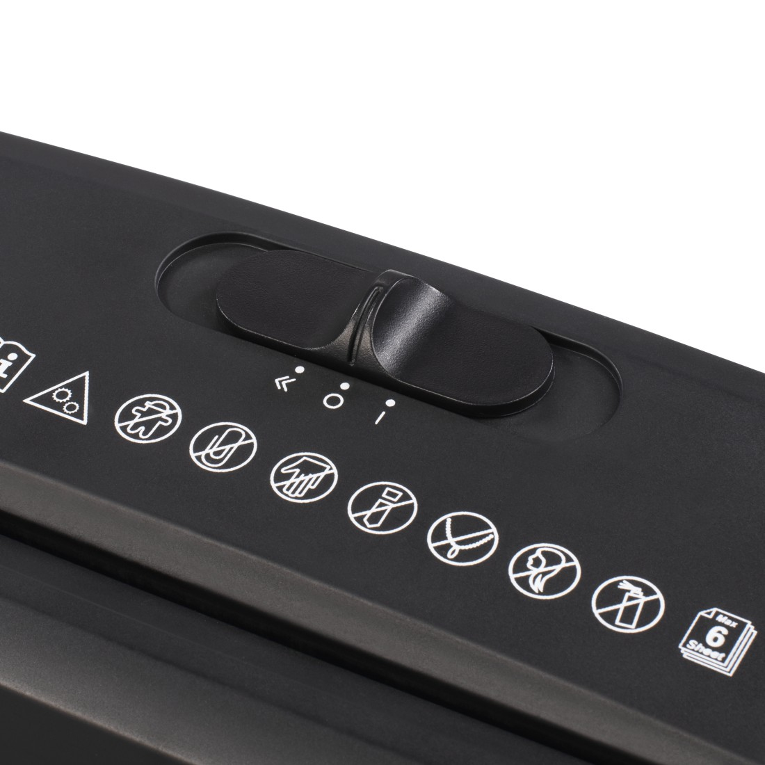 Zbliżenie czarnej niszczarki do papieru. Symbole ostrzegawcze widoczne na górnym panelu.