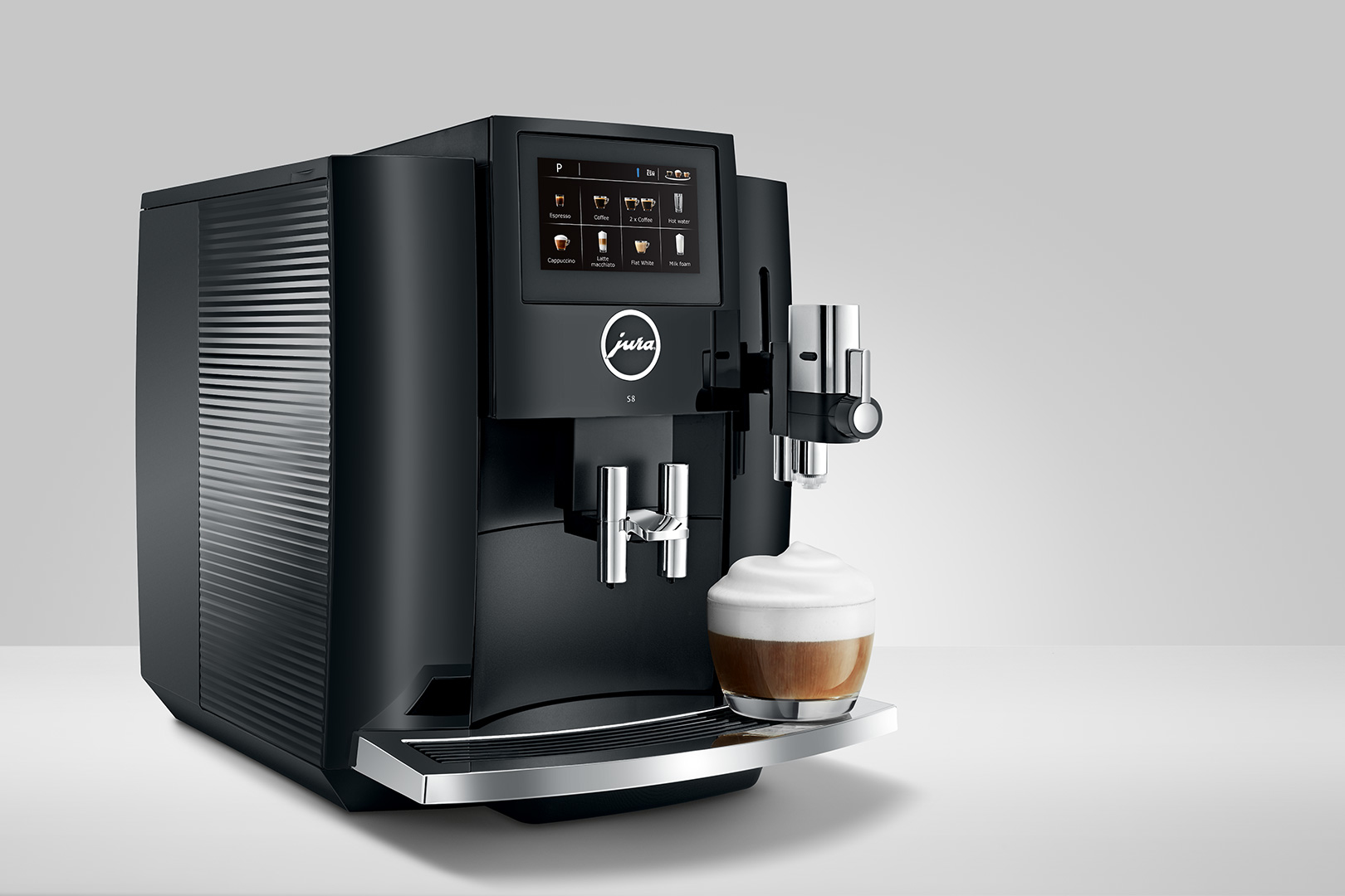 Schwarze Kaffeemaschine mit einer Tasse Kaffee und Display.
