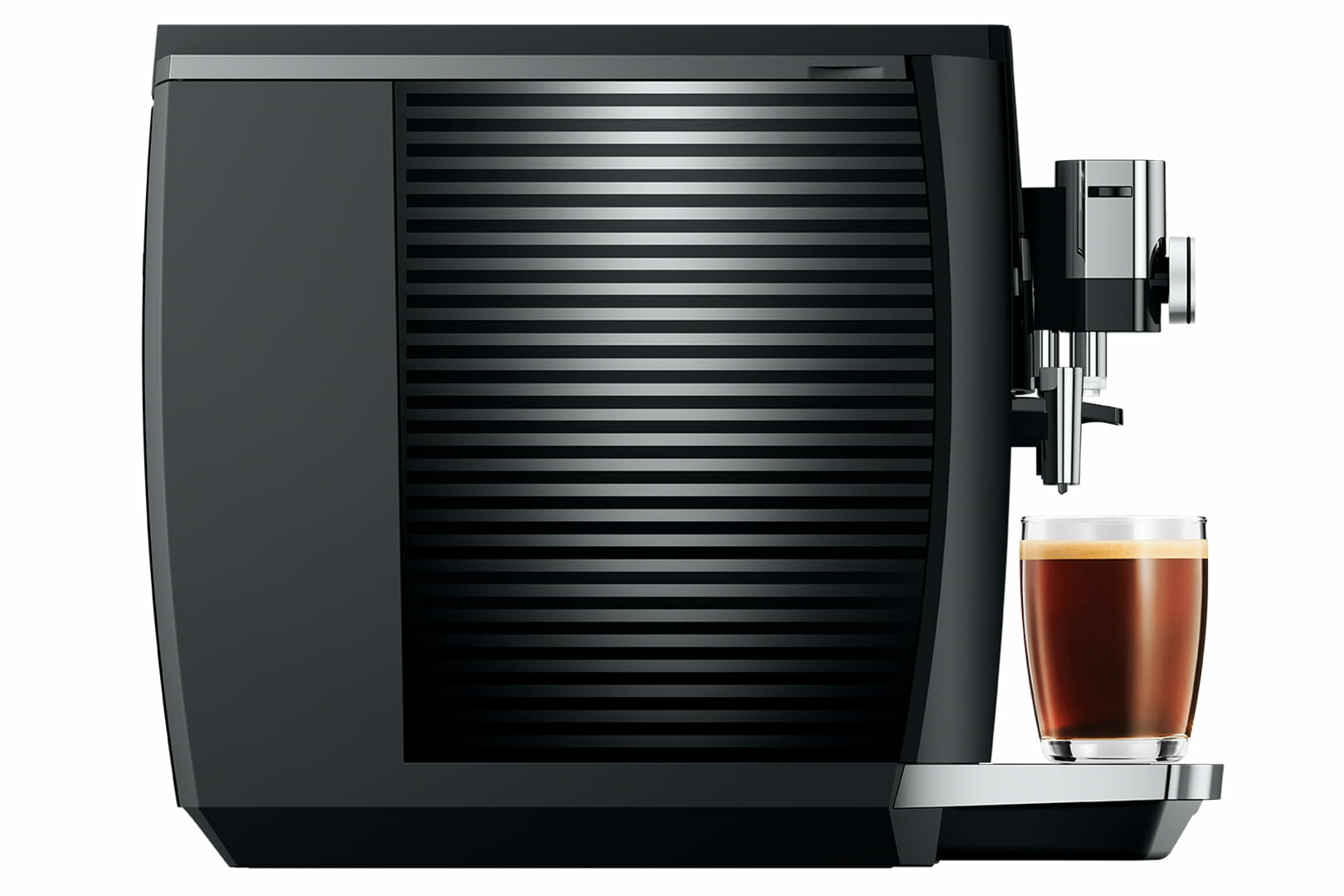 Vista laterale di una macchina per caffè espresso nera con un bicchiere di caffè su un vassoio.