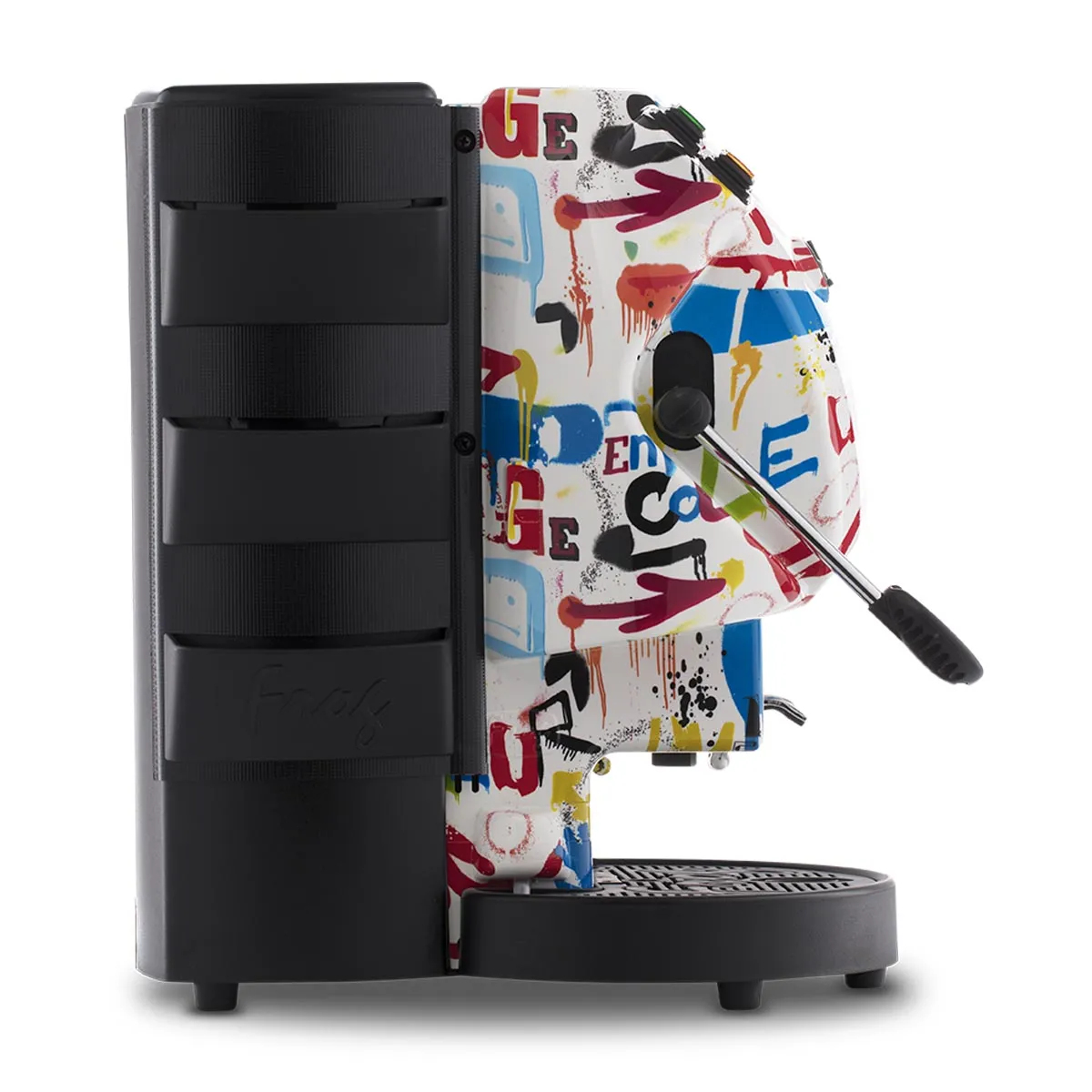 Ekspres do kawy z kolorowym graffiti po boku. Czarna podstawa, srebrna dysza do pary.