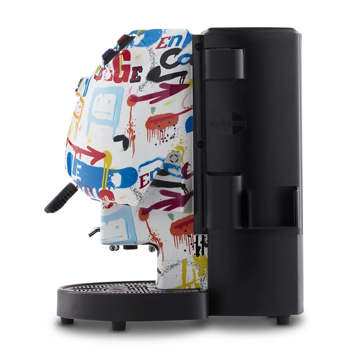 Kolorowy ekspres do espresso z grafiką graffiti, czarnym uchwytem na kubek i bocznym pojemnikiem.