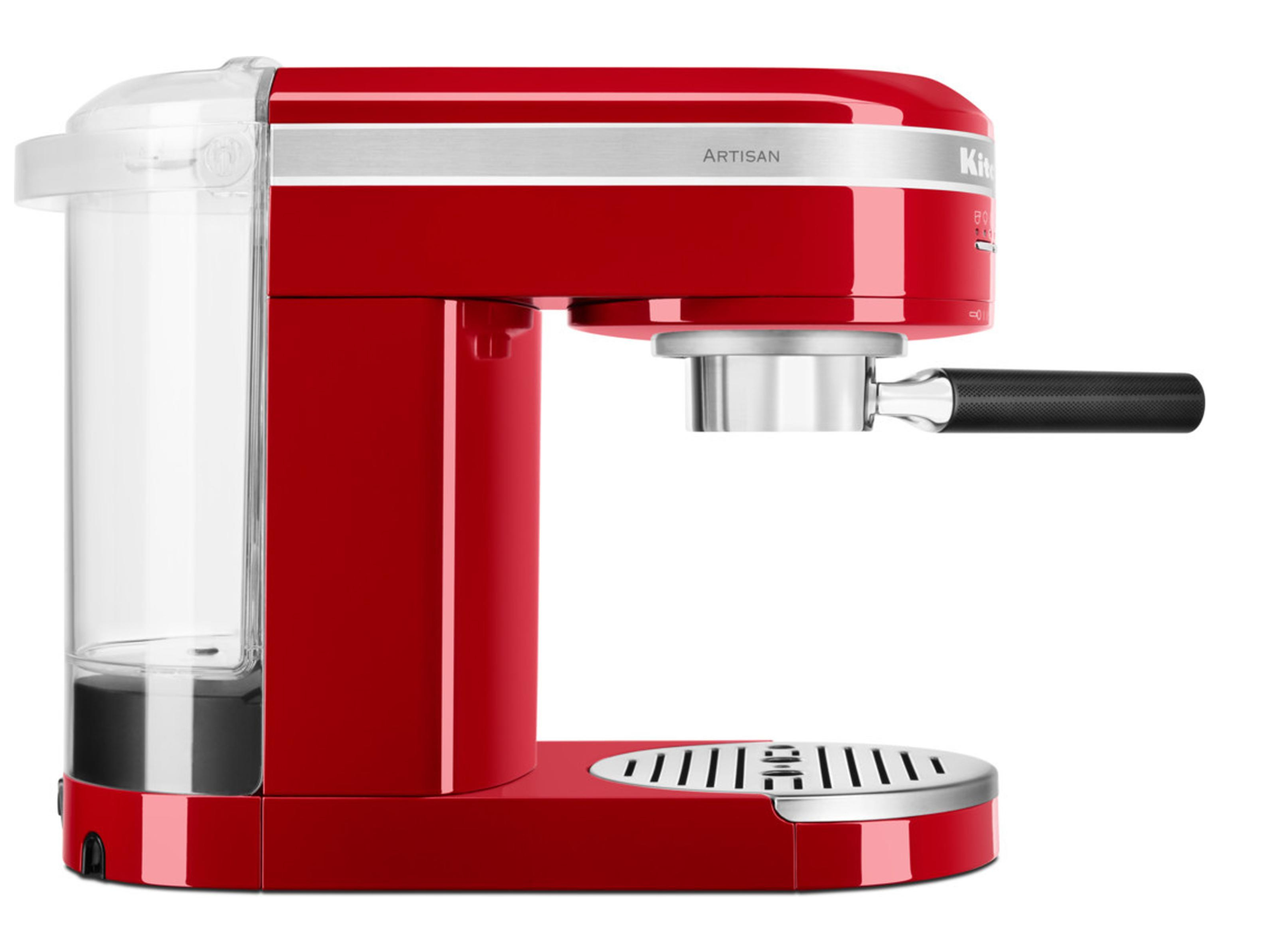 Rote KitchenAid Espressomaschine auf weißem Hintergrund. Mit Wassertank und Siebträger.