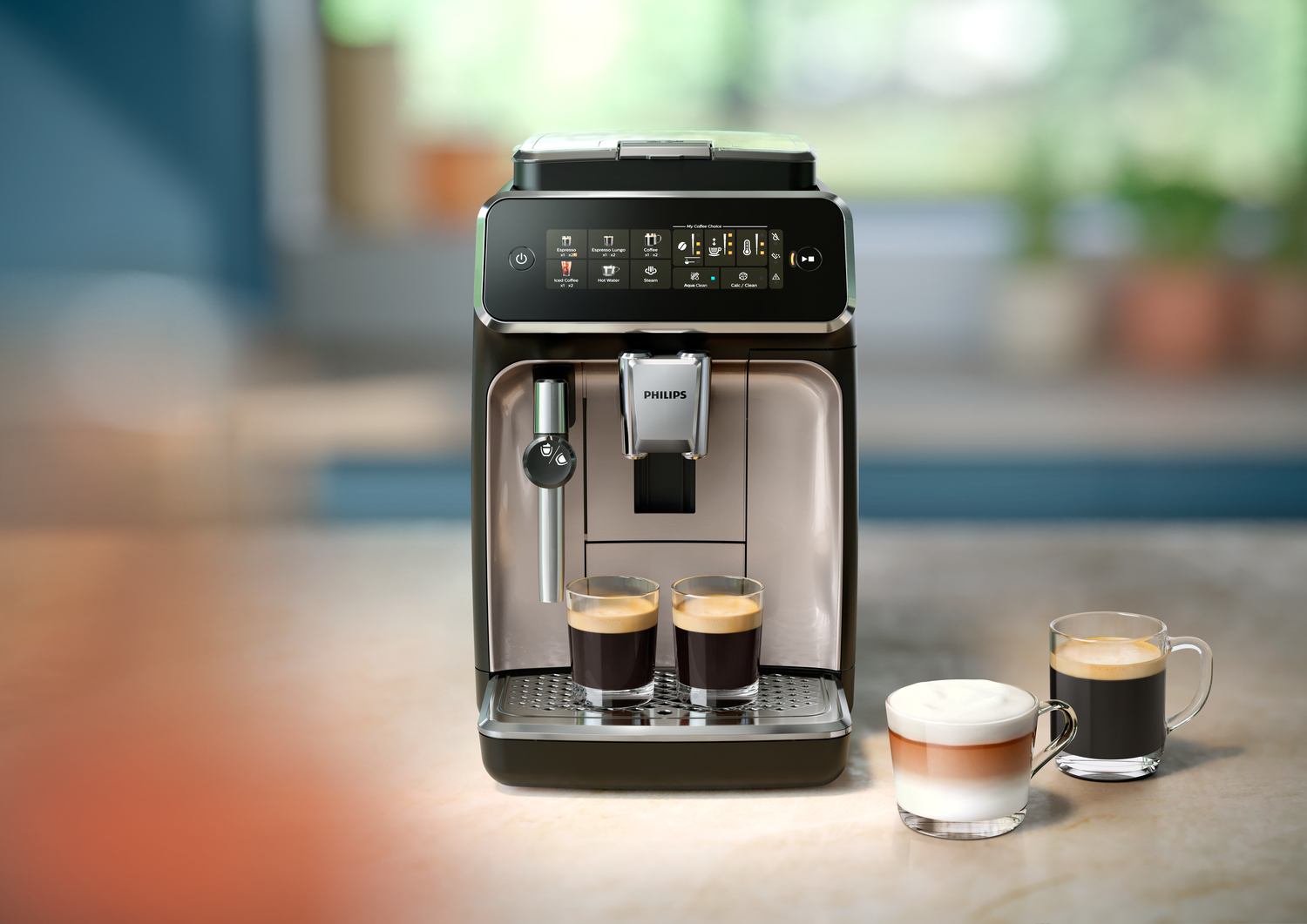Eine Kaffeemaschine bereitet zwei Espressi und einen Latte Macchiato zu, Tassen auf der Theke.