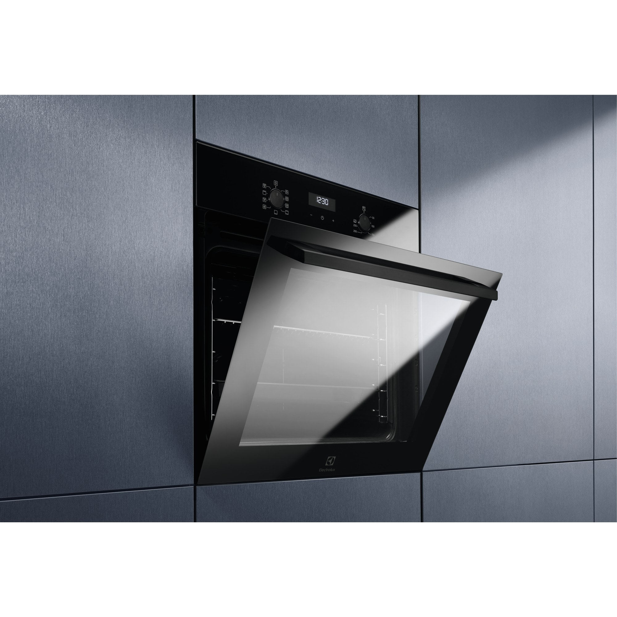 Un forno Electrolux incorporato in un armadio grigio scuro. La porta del forno è aperta.