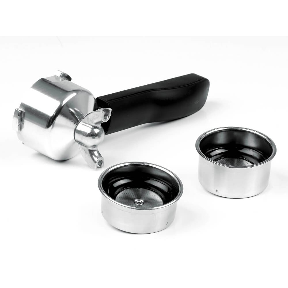 Kolba ekspresu i dwa sitka ze stali nierdzewnej na białej powierzchni.