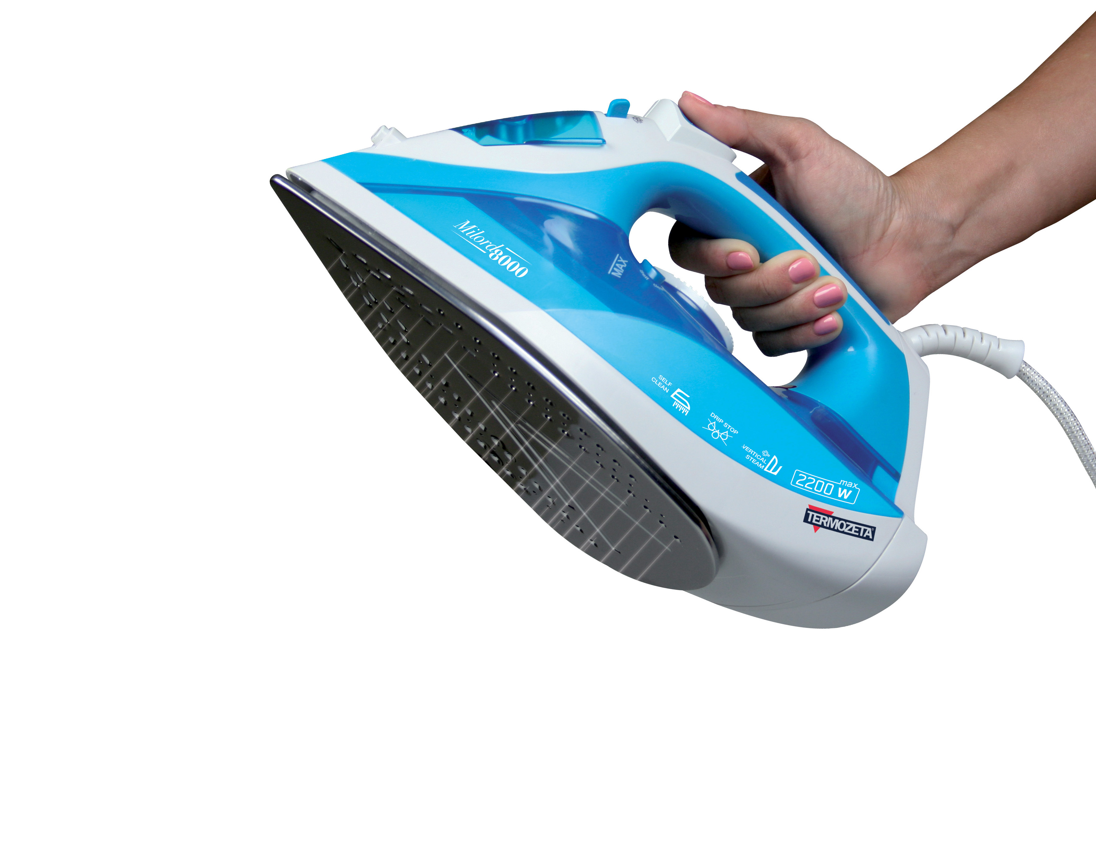 Ręka trzymająca niebiesko-białe żelazko Termozeta. Pokazuje cechy i design żelazka.