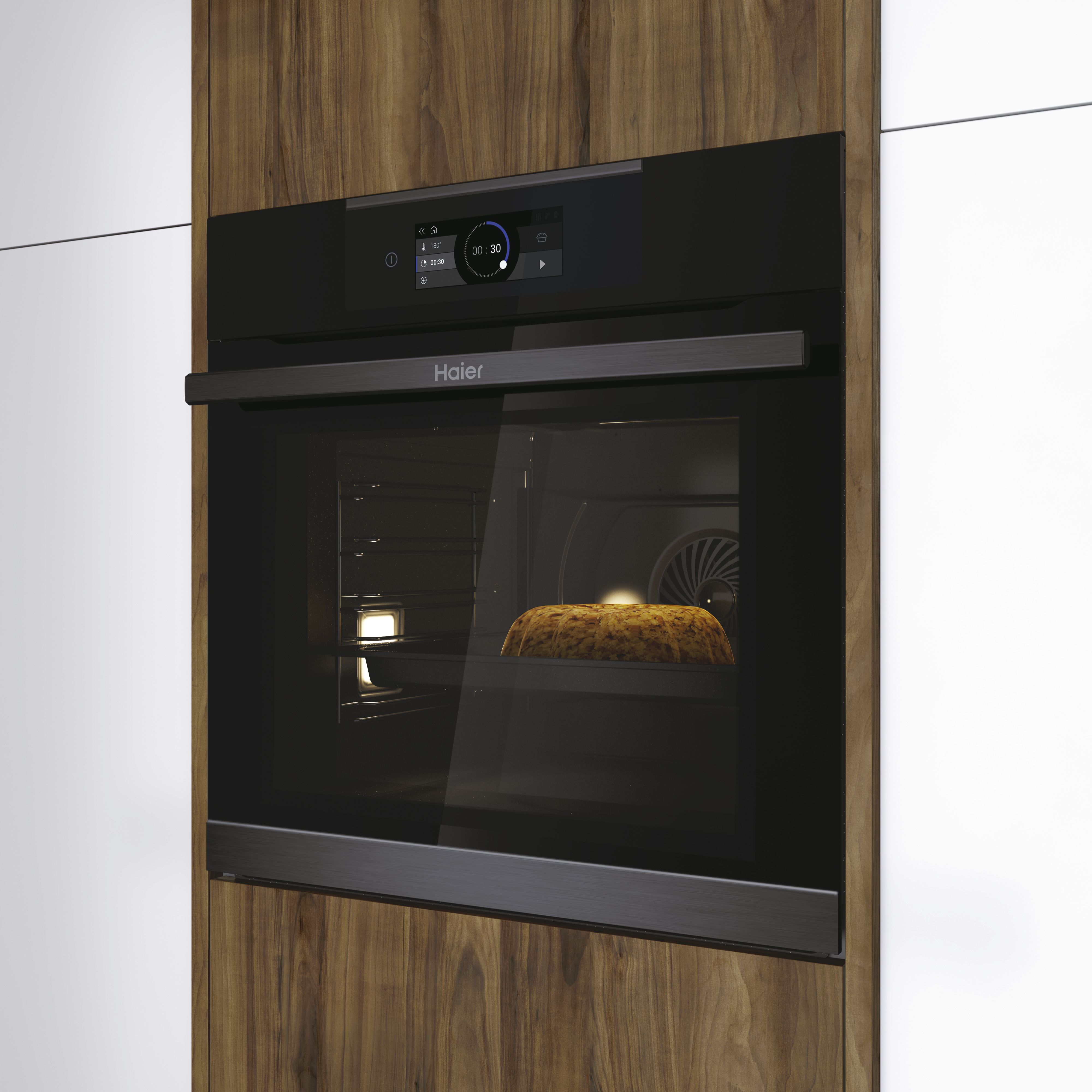 Un horno negro empotrado en un mueble de madera, con la puerta abierta, mostrando comida dentro.