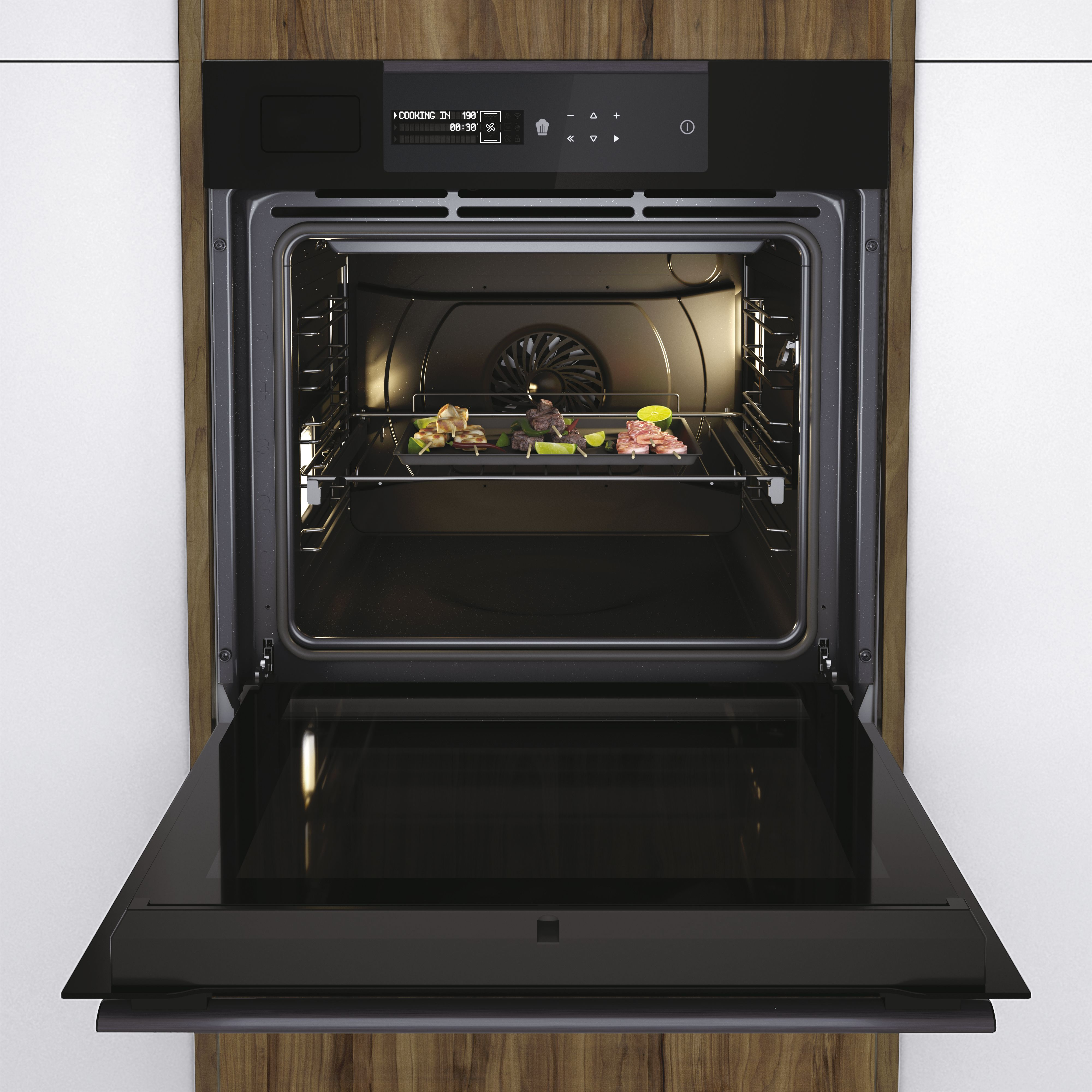 Un horno negro empotrado en un mueble de madera, con la puerta abierta, mostrando comida dentro.