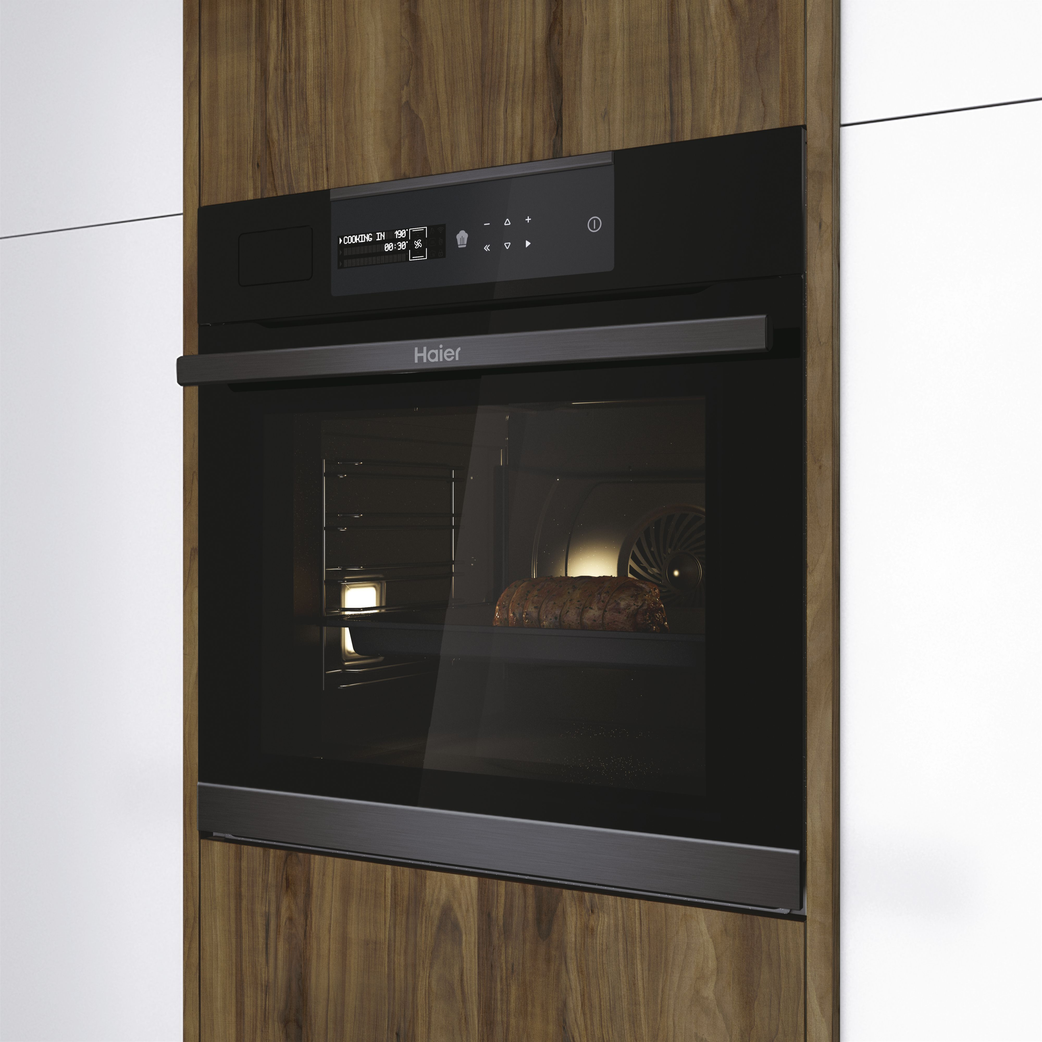 Un horno Haier negro empotrado en un armario de madera, con pantalla.