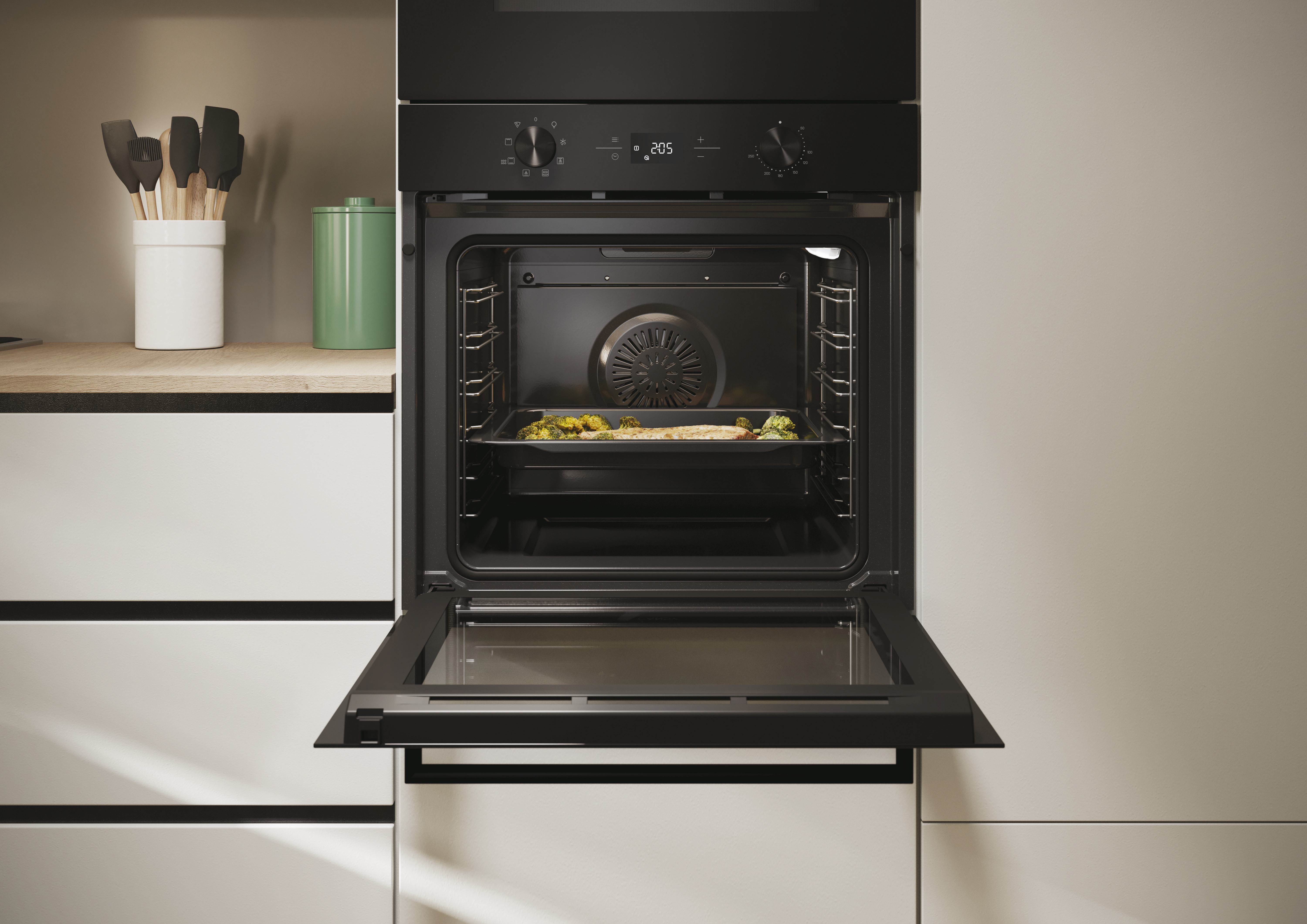 Interno del forno con griglie e cibo. Il forno è aperto, con vista sulla cucina.