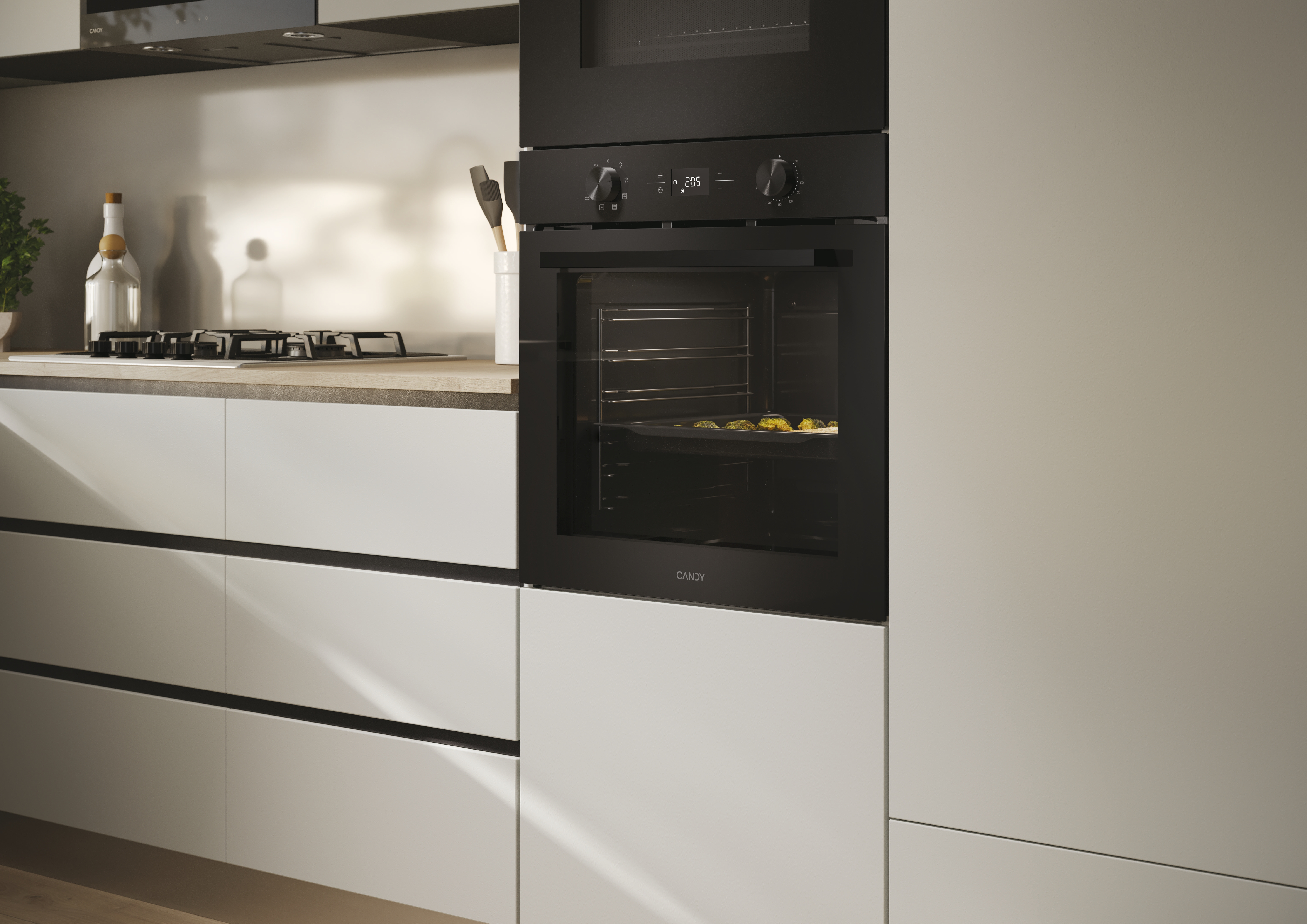 Una cucina moderna con un forno integrato. La porta del forno è aperta, con cibo all'interno.