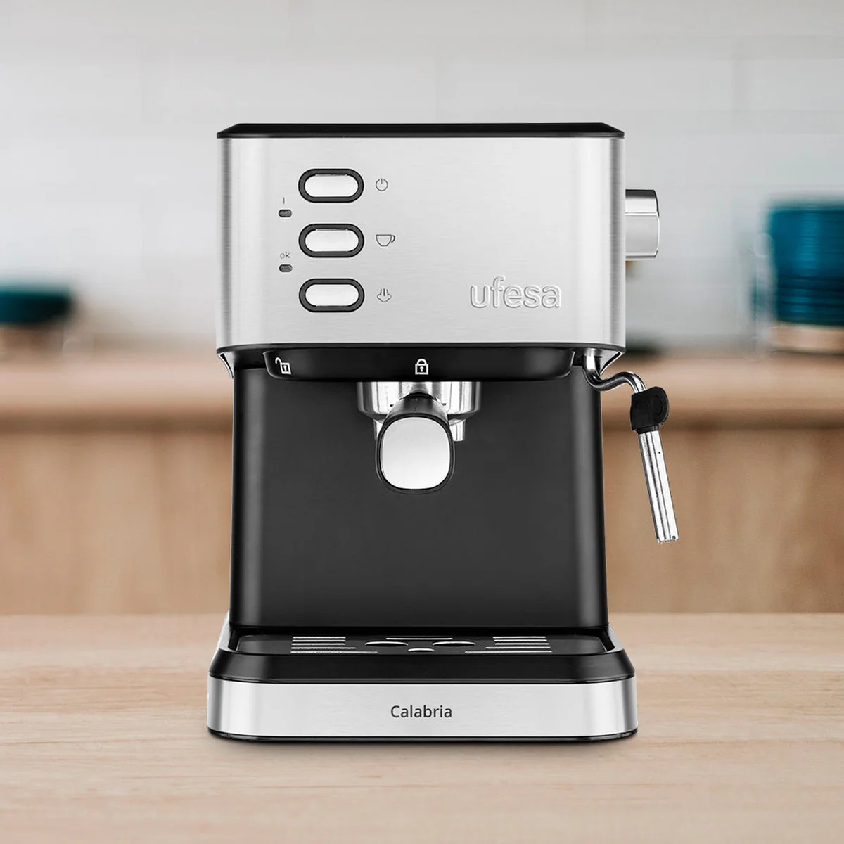 Srebrno-czarny ekspres do kawy Ufesa na drewnianej powierzchni.