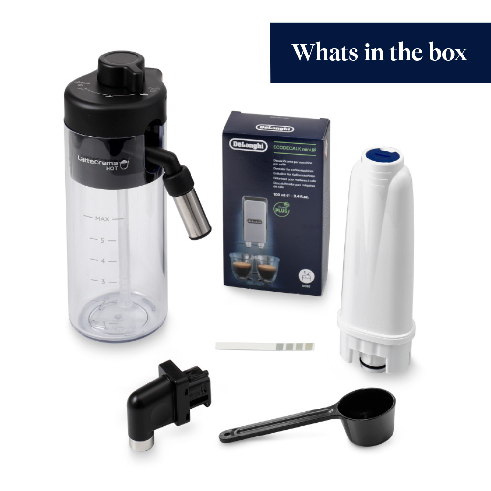 Accessori per macchina da caffè: caraffa per il latte, filtro dell'acqua, soluzione anticalcare, misurino e striscia reattiva, tutto su sfondo bianco.