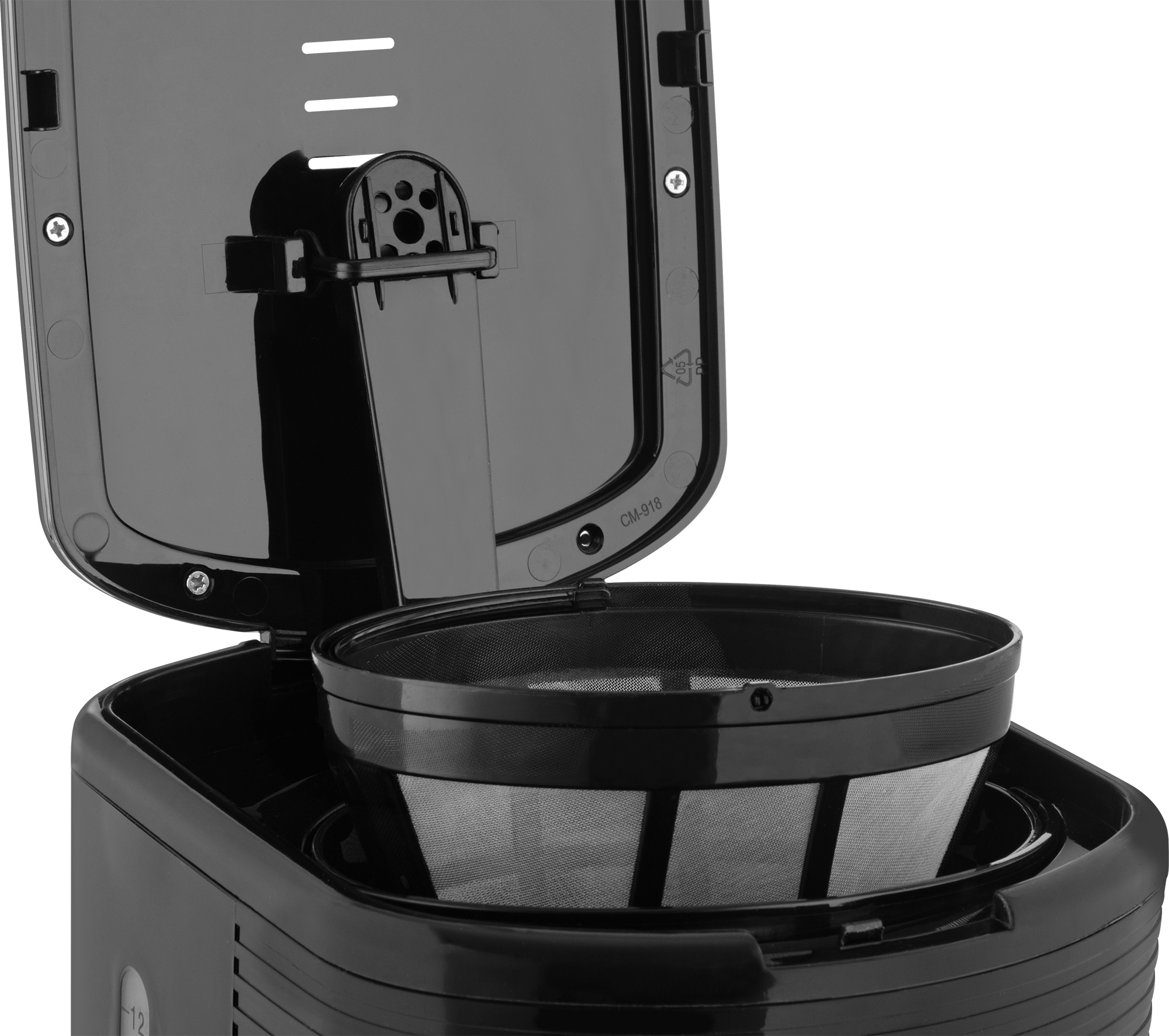 Zbliżenie czarnego ekspresu do kawy, pokazujące kosz filtra. Białe tło.