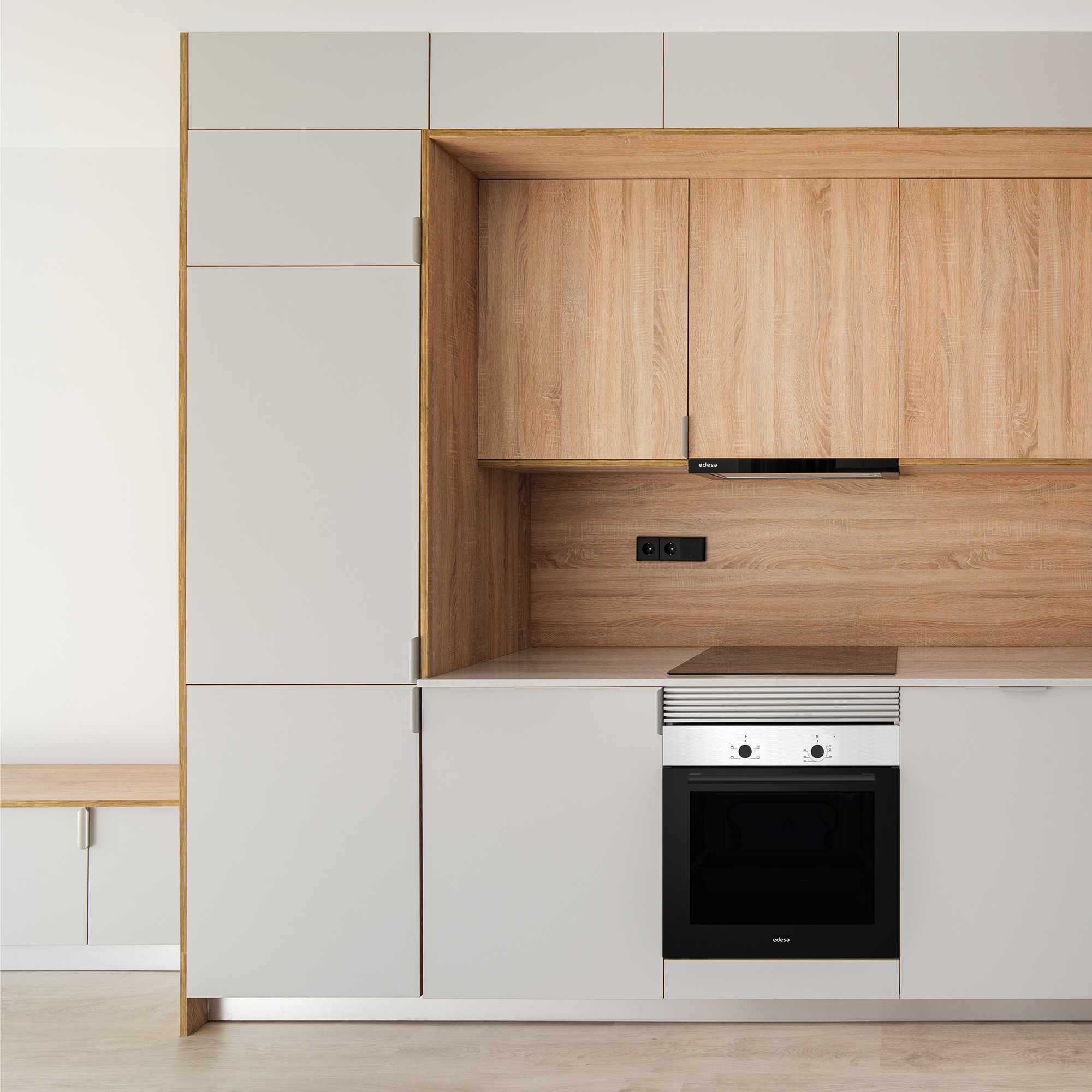 Nowoczesna kuchnia z drewnianymi i jasnoszarymi szafkami oraz piekarnikiem.