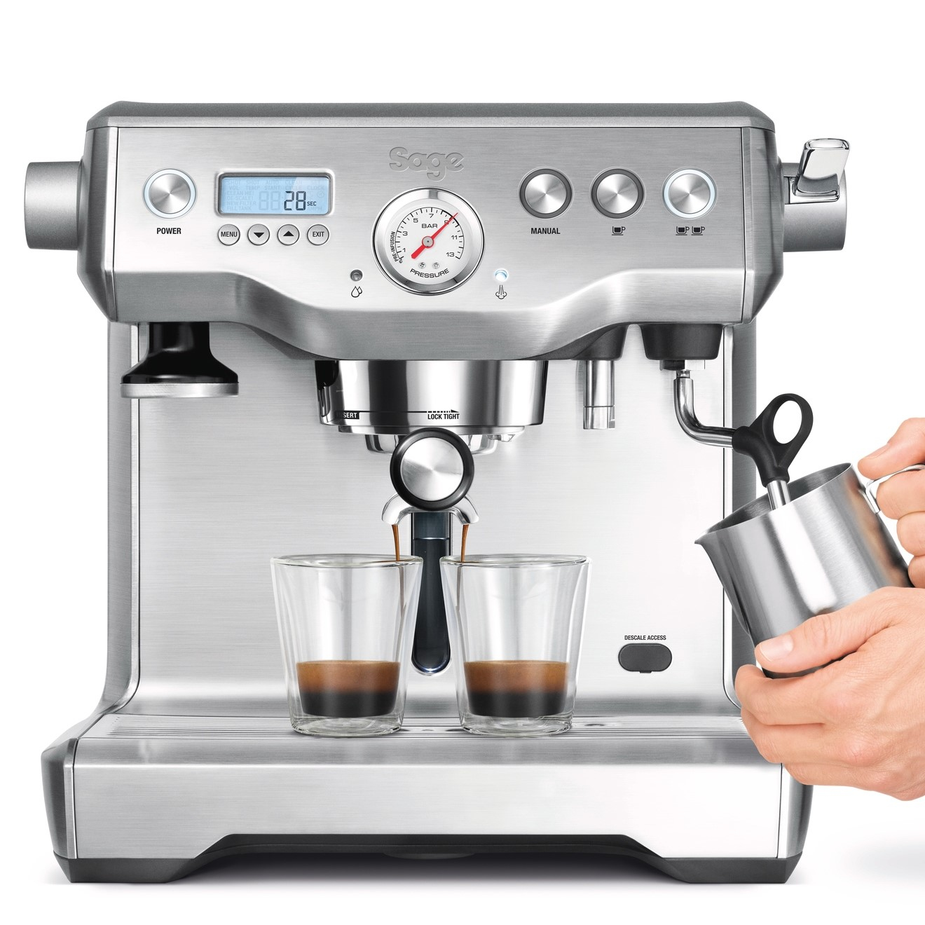 Eine Sage Espressomaschine, Kaffee wird in zwei Gläser gegossen. Eine Hand gießt Milch ein.