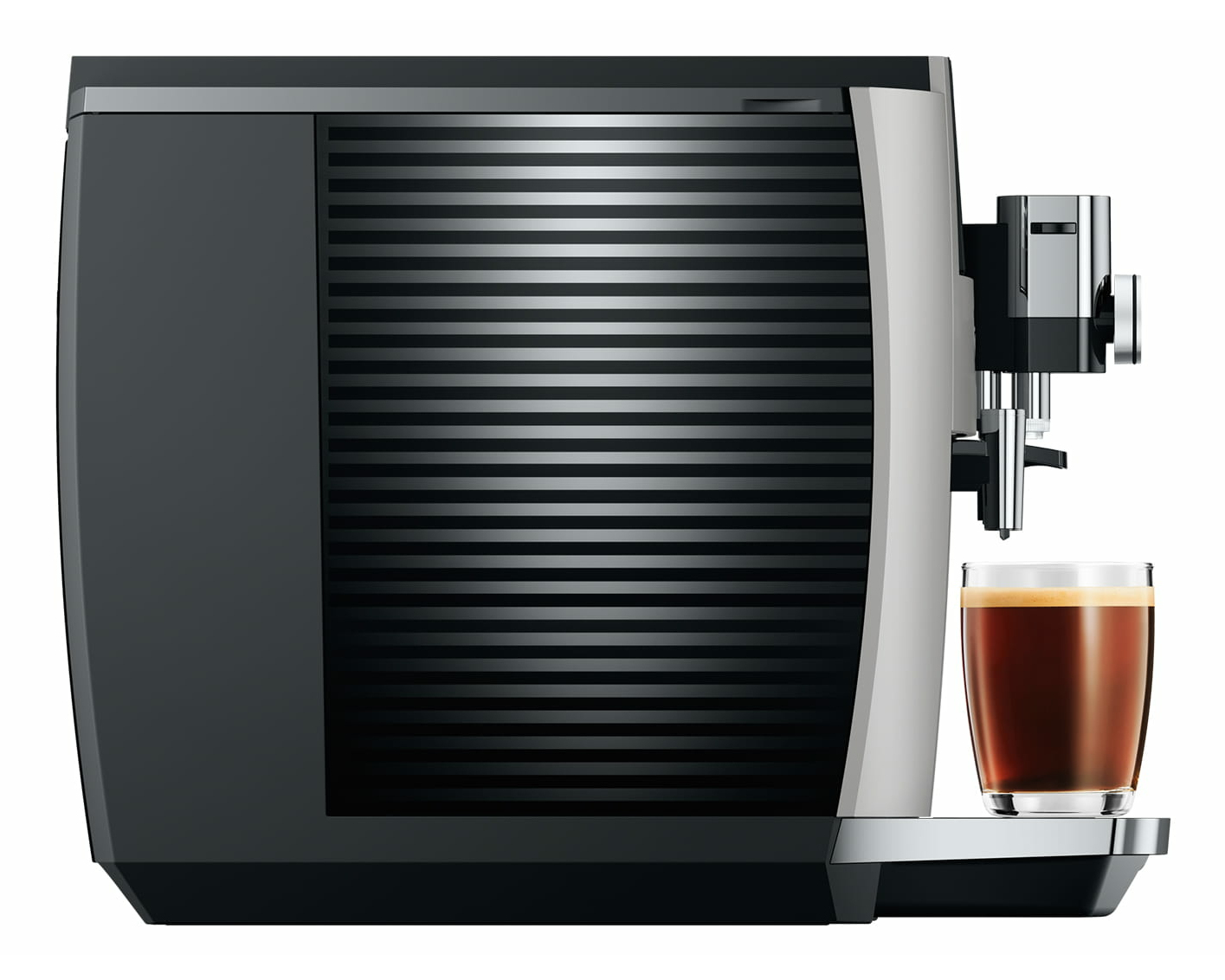 Una moderna macchina per espresso nera e argento con un bicchiere di caffè a destra.