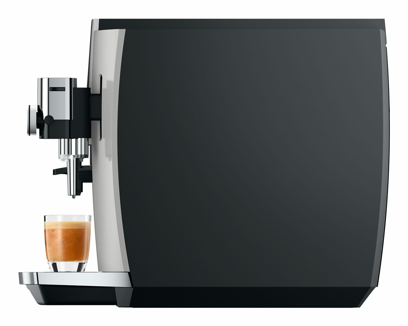 Vista laterale di una macchina da caffè, un bicchiere con caffè sul vassoio.