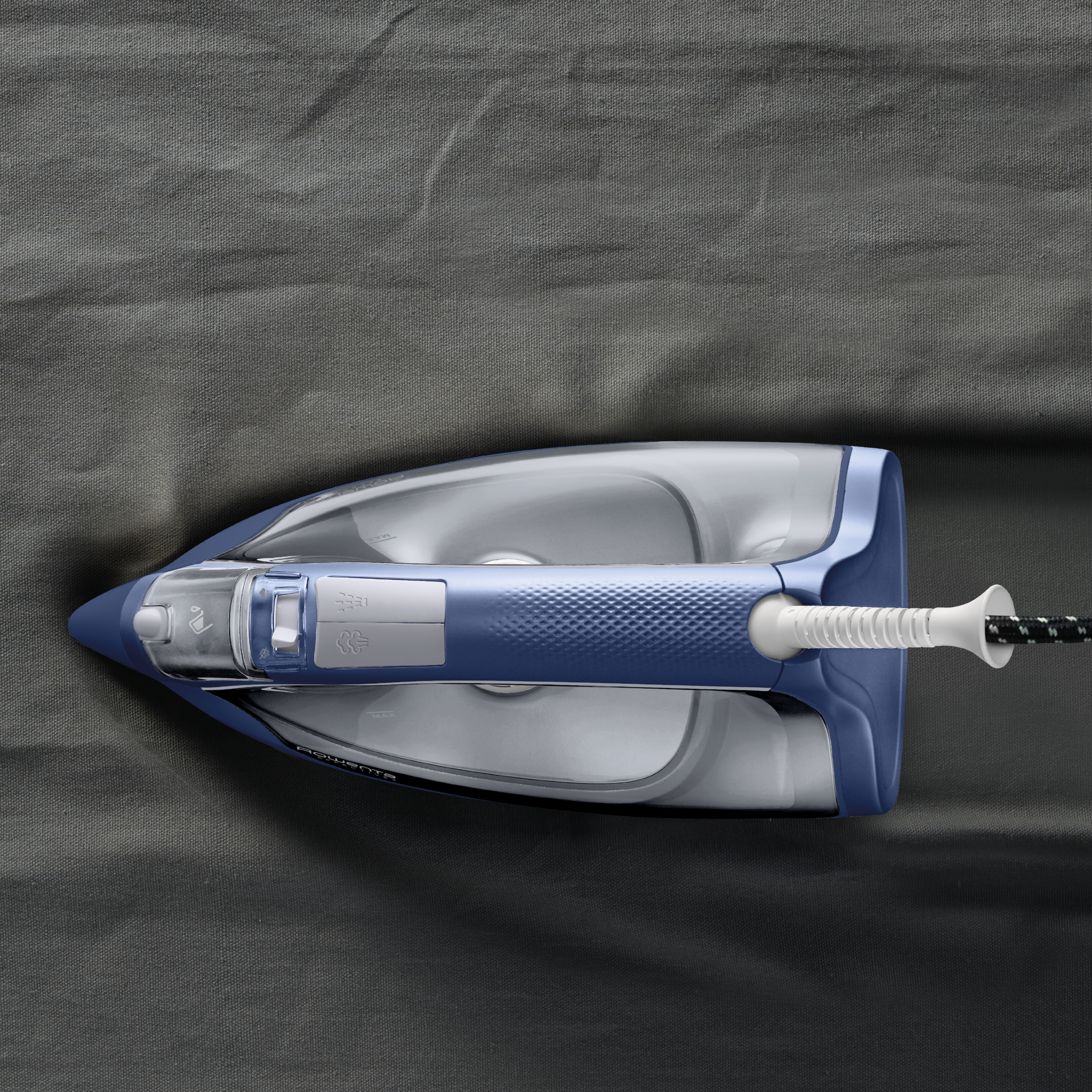 Trzy białe filiżanki do kawy ustawione na metalowej powierzchni, przed ziarnami.