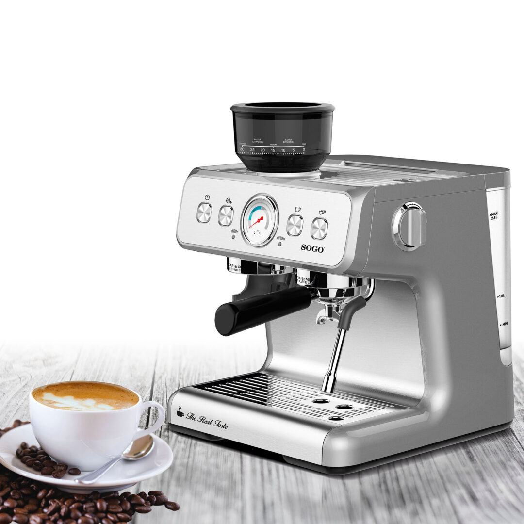 Máquina de espresso plateada con molinillo negro encima, taza de café. Fondo de mesa de madera.
