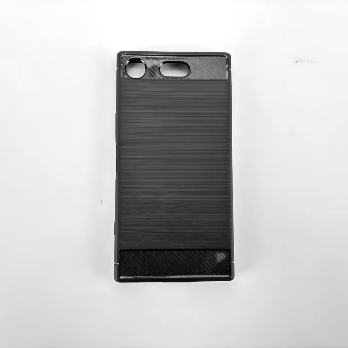 Schwarze Handyhülle mit Karbonfaser-Akzenten. Die Hülle ist für ein Telefon.
