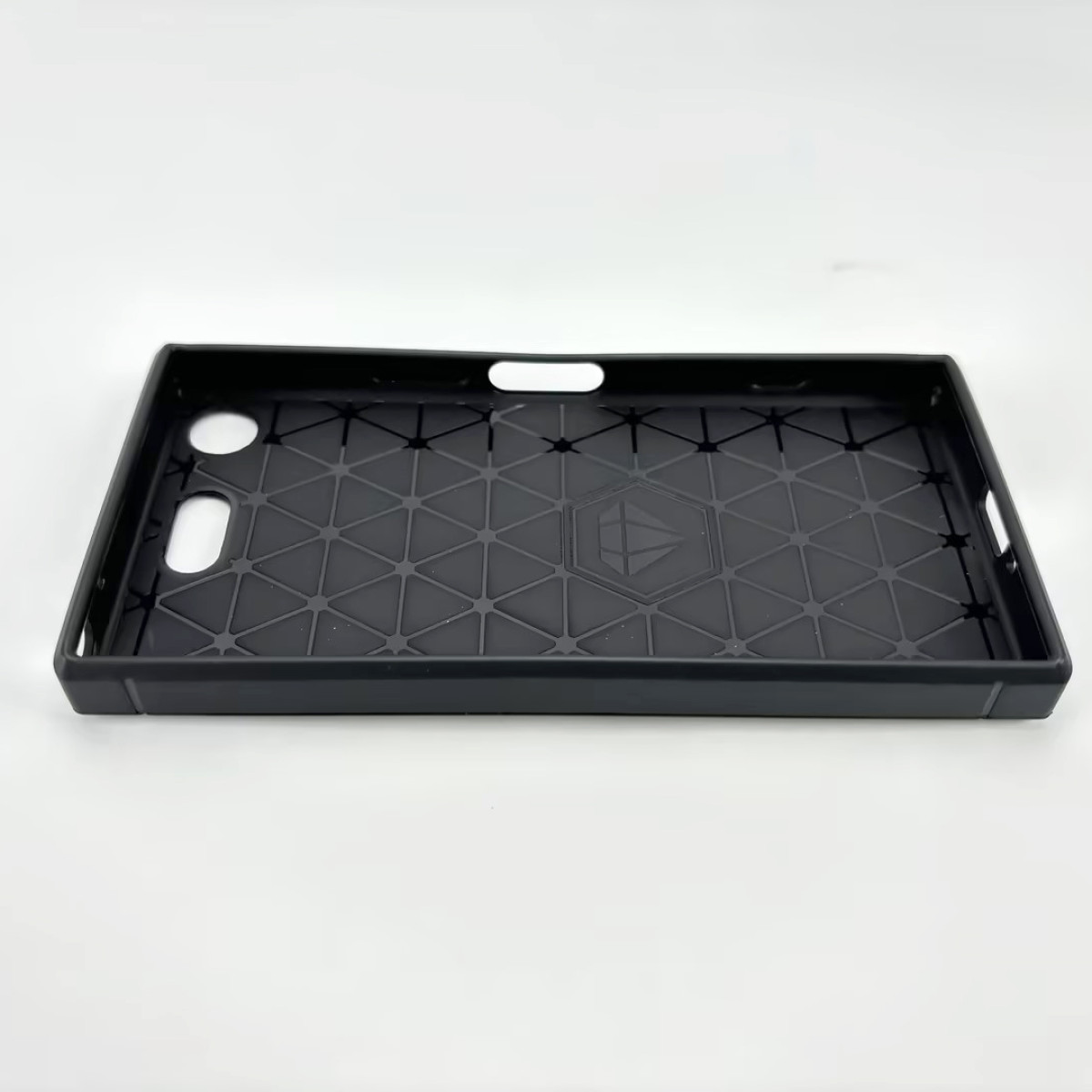 Schwarze Handyhülle, Innenansicht. Diamantenmuster. Die Hülle ist für ein Telefon.