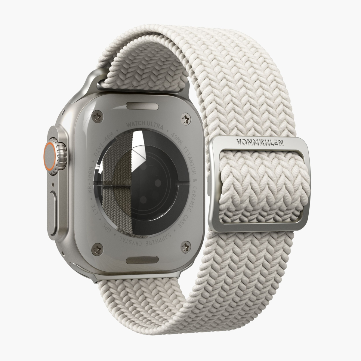 Smartwatch argentato con cinturino intrecciato bianco. Il retro dell'orologio è visibile, con una fibbia argentata.
