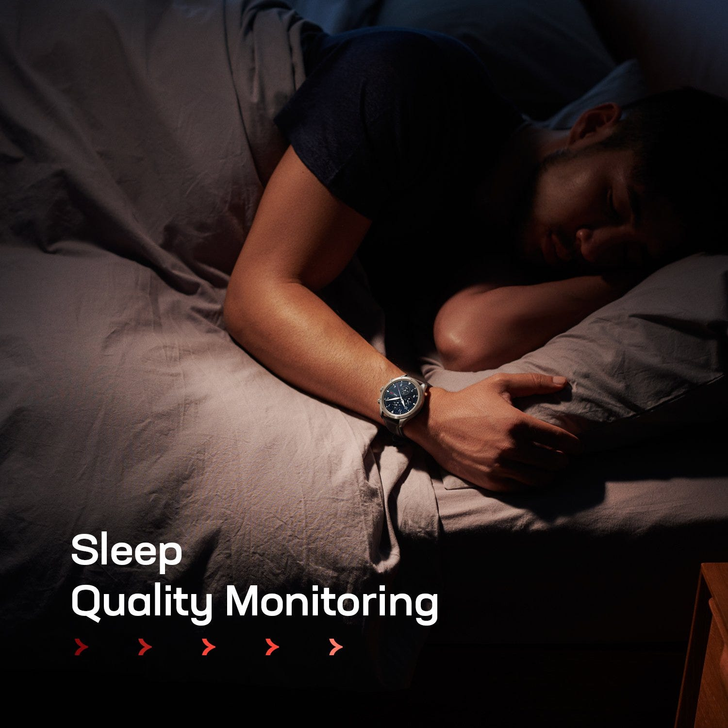 Mann schläft im Bett mit Smartwatch. Text: Schlafqualitätsüberwachung.