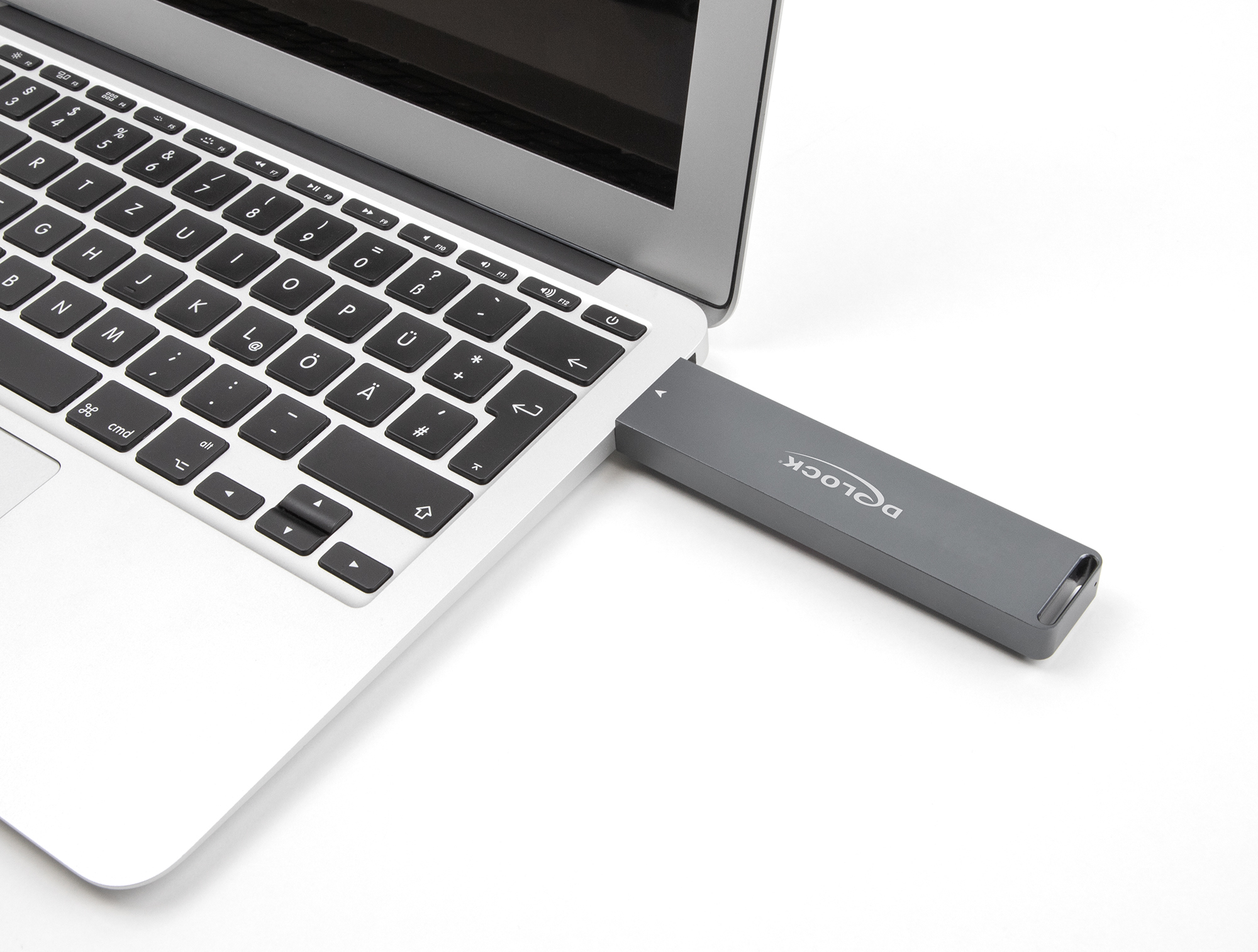 Laptop con unità USB-C inserita, con marchio 'DeLock'.