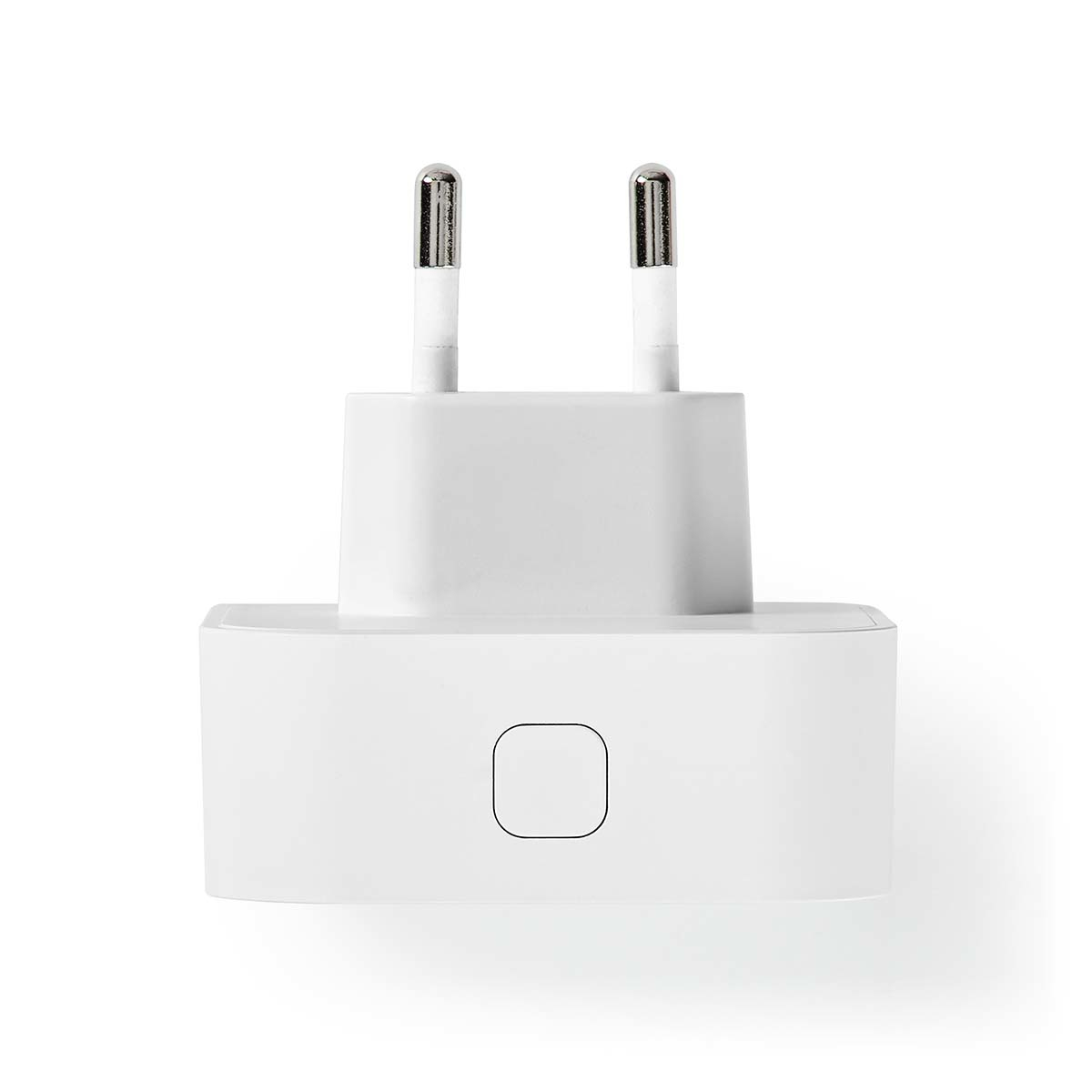 Witte voedingsadapter met twee metalen pinnen en een vierkante knop. Effen witte achtergrond.