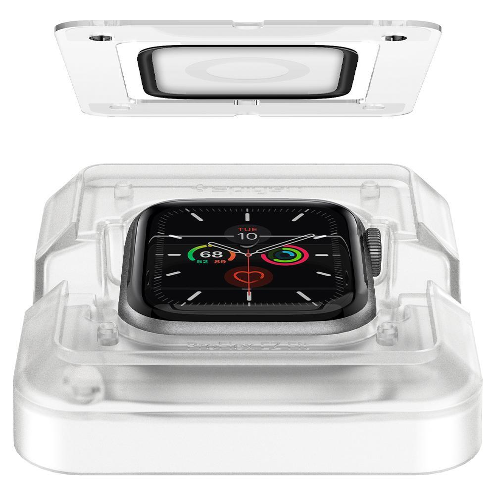 Smartwatch negra con carcasa transparente, mostrando una pantalla con hora y datos.