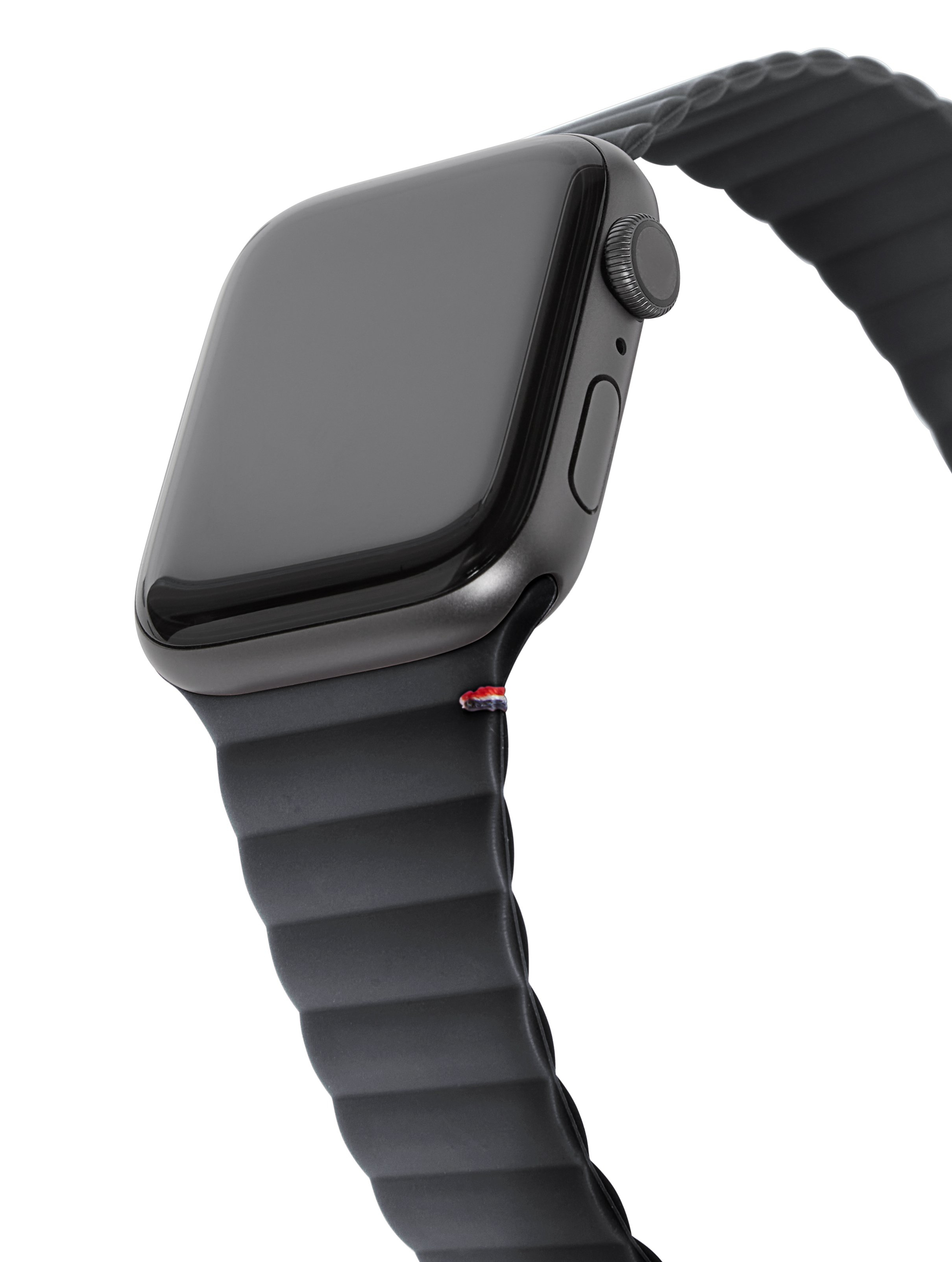 Zbliżenie czarnego Apple Watcha z czarnym paskiem, pokazujące widok z boku.