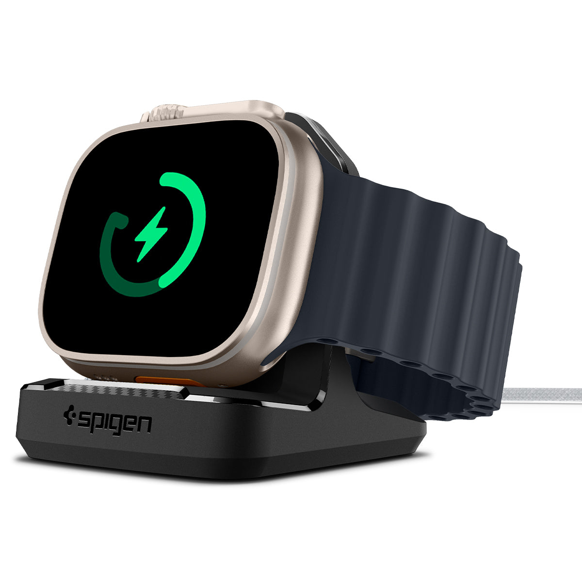 Gouden smartwatch die oplaadt op een zwarte basis. De wijzerplaat heeft een groene bliksemschicht.