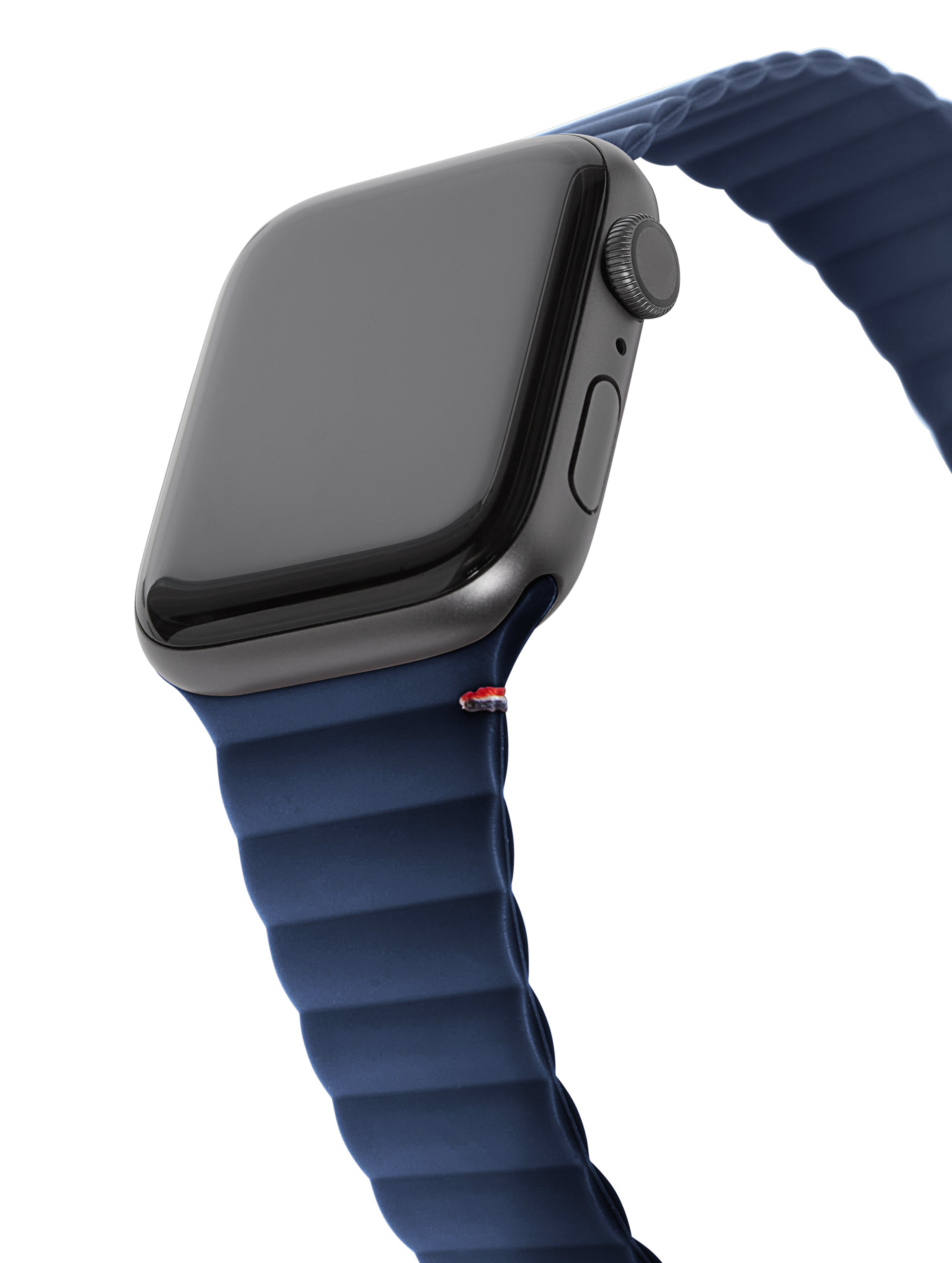 Ciemnoniebieski Apple Watch z ciemnoniebieskim paskiem. Widok z boku.