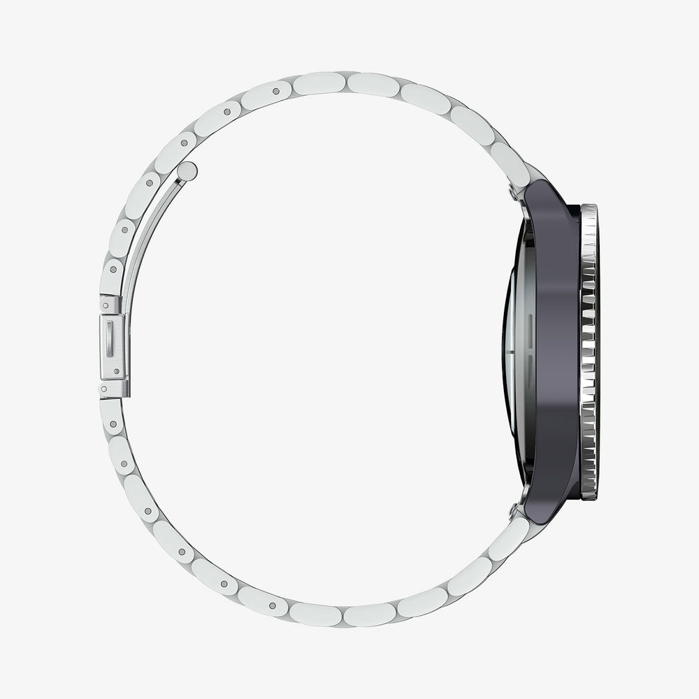 Zwarte smartwatch met een zilveren band. Het horloge staat op een witte achtergrond. Zijaanzicht.