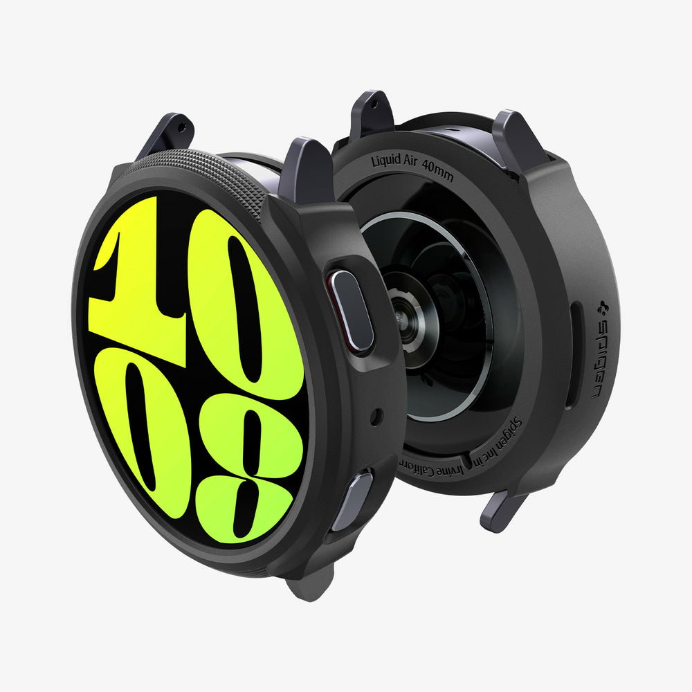 Zwarte smartwatch met een geel display dat de tijd toont. Witte achtergrond. Twee behuizingen.
