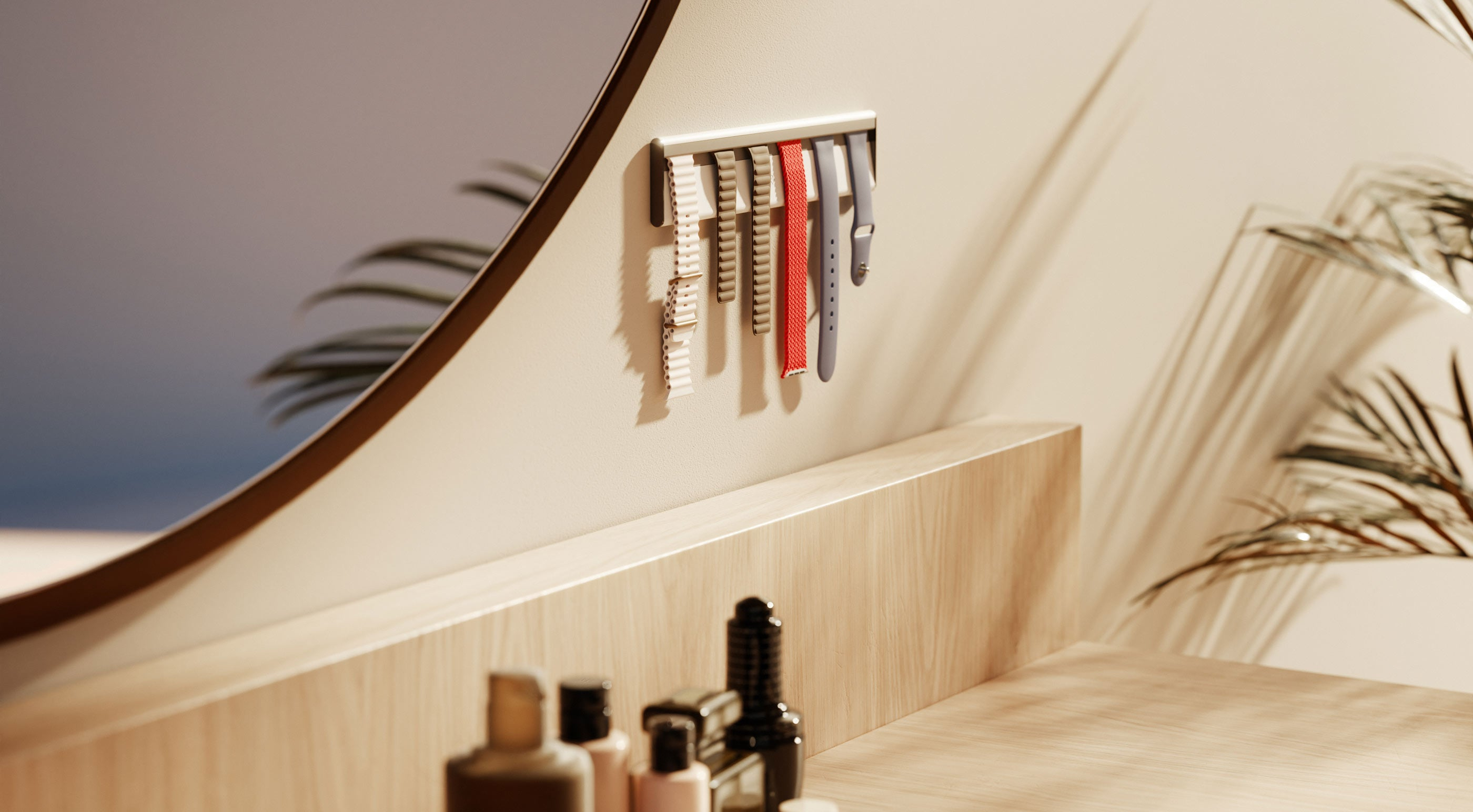 Ein Spiegel spiegelt ein Zimmer mit Uhrenarmbändern. Ein Schreibtisch hält Flaschen. Rechts ist eine Pflanze.