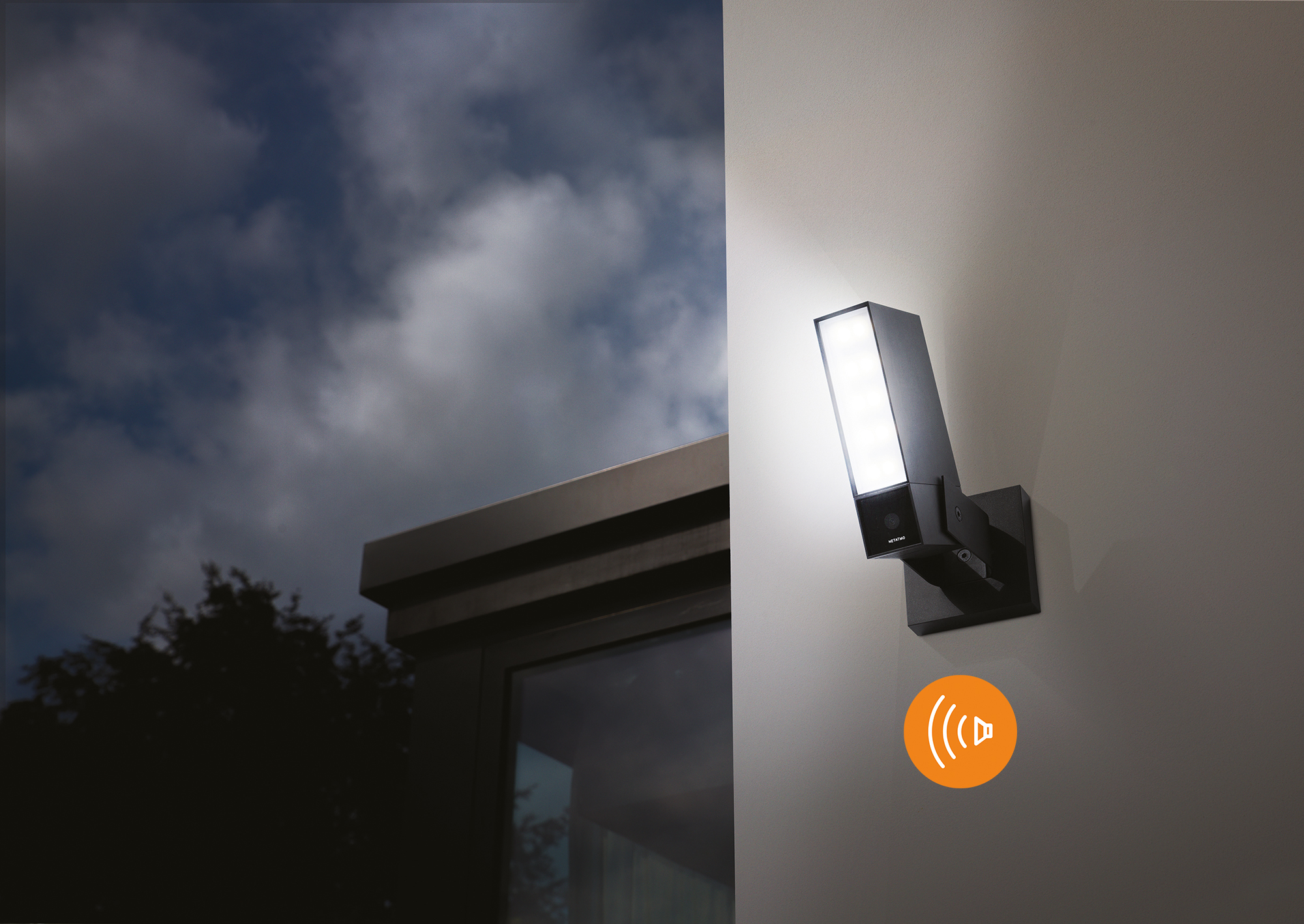 Una telecamera di sicurezza nera montata su un muro con uno sfondo di cielo notturno. Un'icona di onde audio.