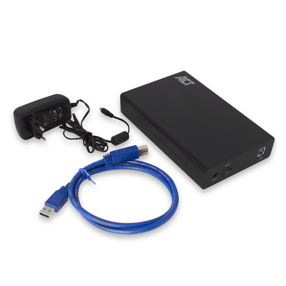 Das Bild zeigt eine schwarze externe Festplatte von ACT mit Netzteil, USB-Kabel und Ladegerät.