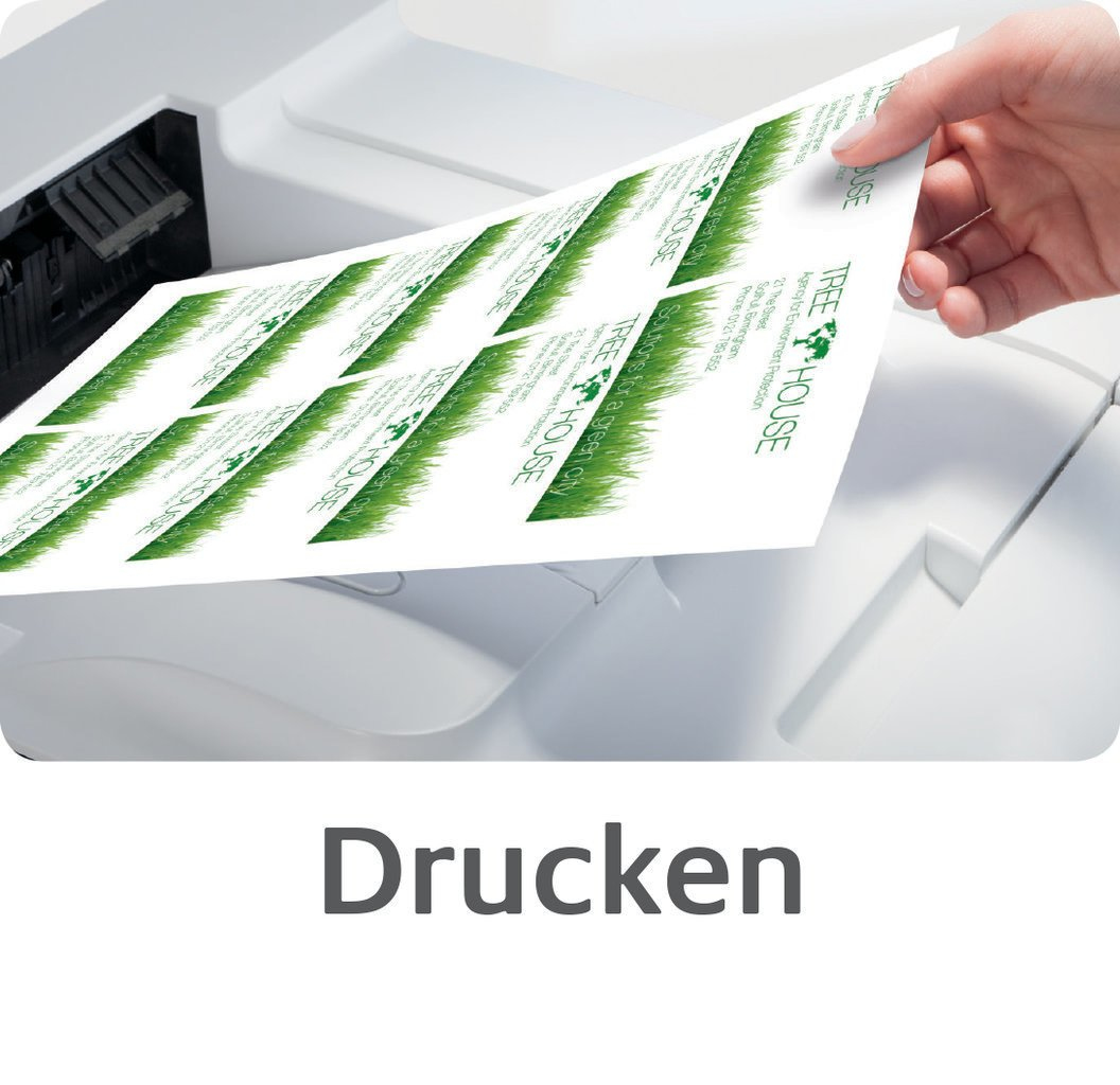 Drucker druckt Visitenkarten. Die Karten haben ein grün-weißes Design.