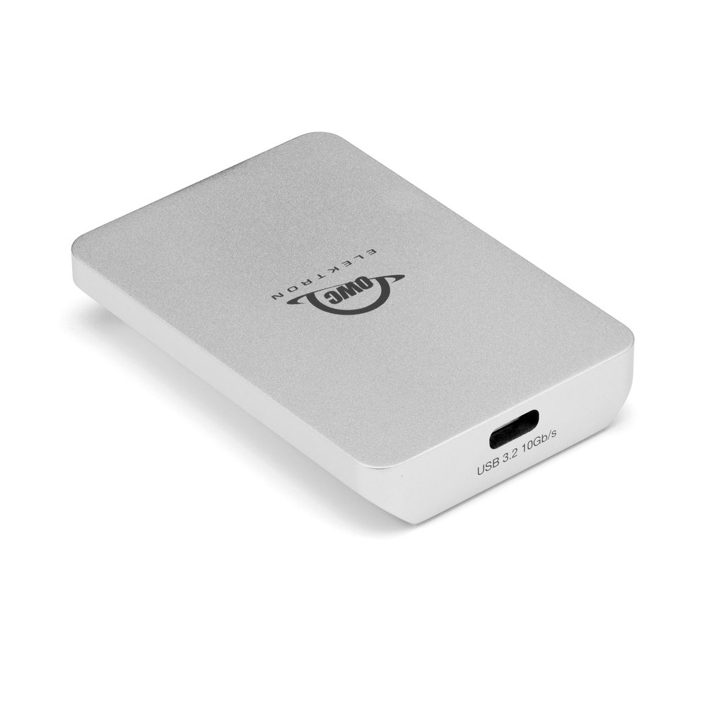 Disco rigido esterno argento con porta USB 3.2 10Gb/s, con logo 'OWC'.