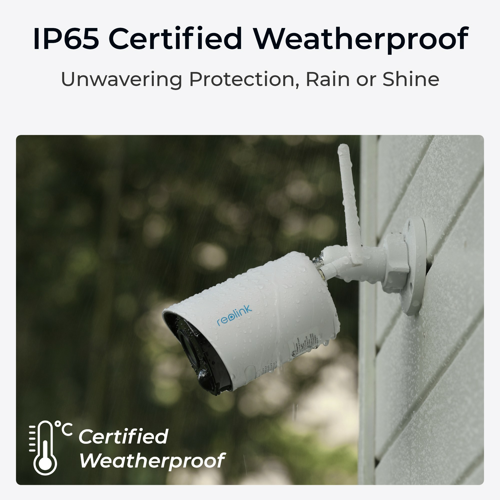 Biała, odporna na warunki atmosferyczne kamera bezpieczeństwa zamontowana na ścianie, z kroplami deszczu.