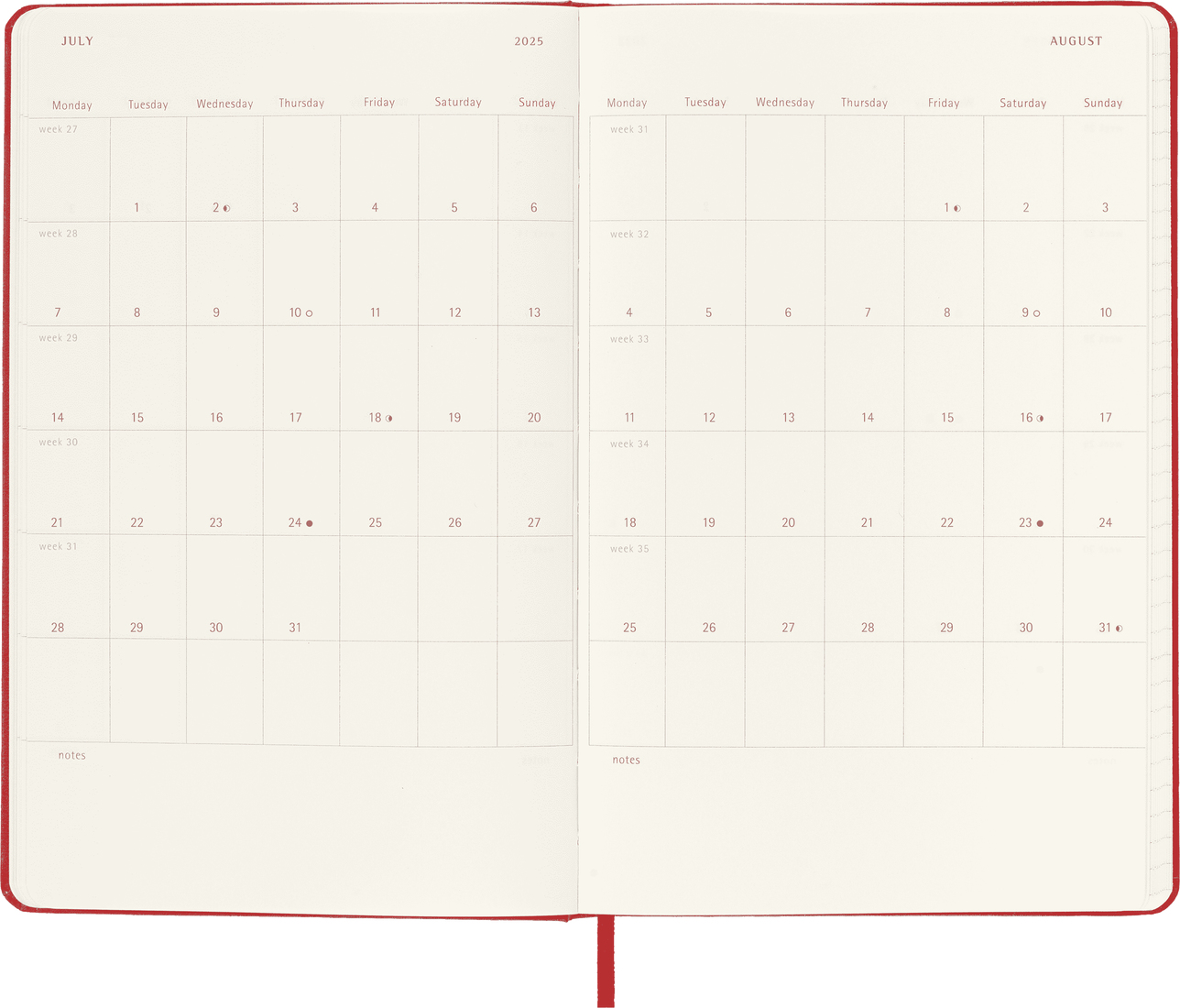 Pagine del calendario del quaderno aperte per luglio e agosto 2025, dorso rosso.