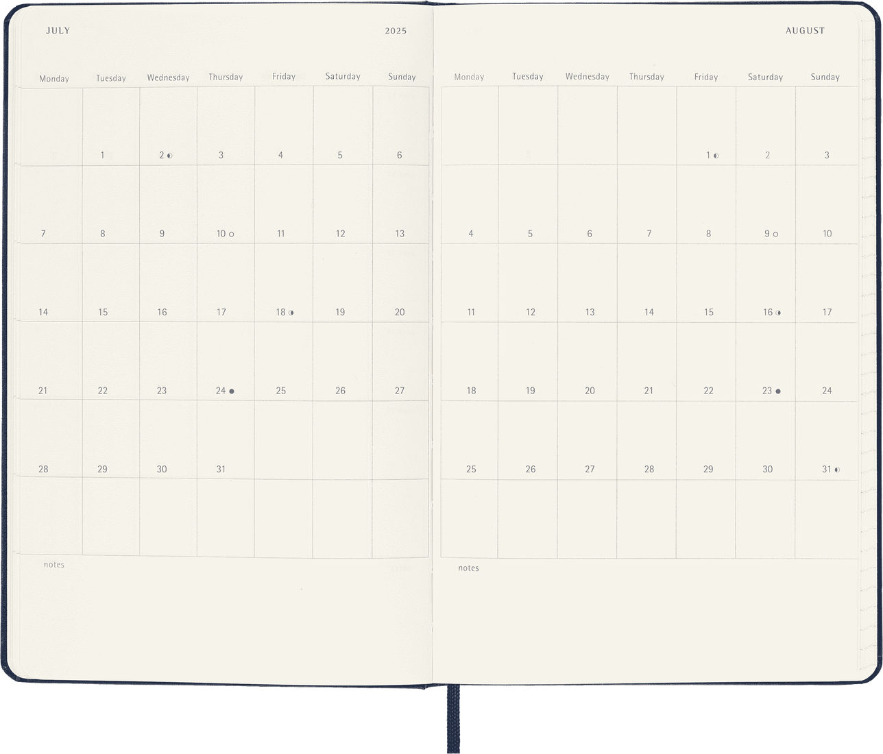 Quaderno aperto con pagine del calendario mensile di luglio e agosto. Le pagine sono blu e contengono date.
