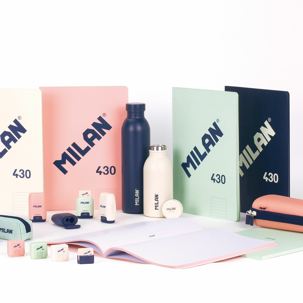 Asortyment artykułów piśmienniczych MILAN: notatniki, butelki, temperówki, gumki do ścierania i piórnik.