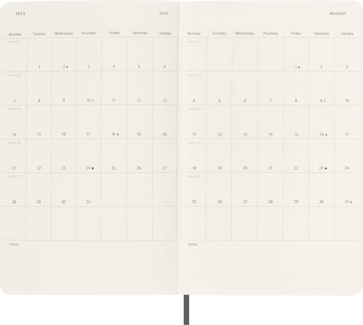 Quaderno aperto con vista calendario per luglio e agosto 2025. Le date sono visibili. Lo sfondo è beige.