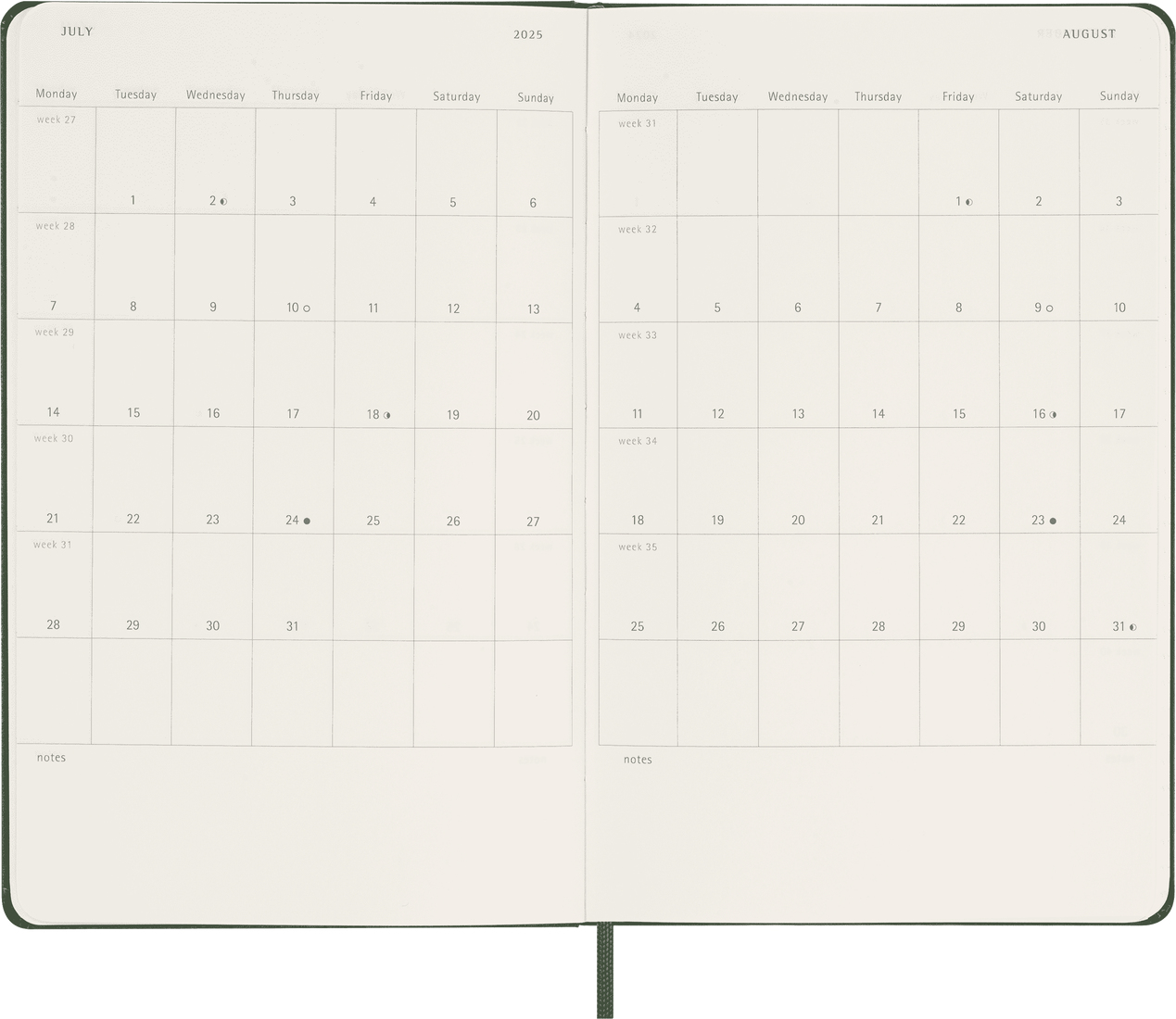 Quaderno aperto con vista calendario per luglio e agosto 2025. Le date sono visibili. Lo sfondo è verde.