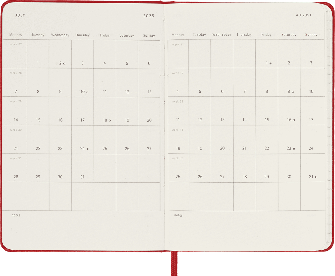 Quaderno rosso aperto con pagine del calendario di luglio e agosto 2025.