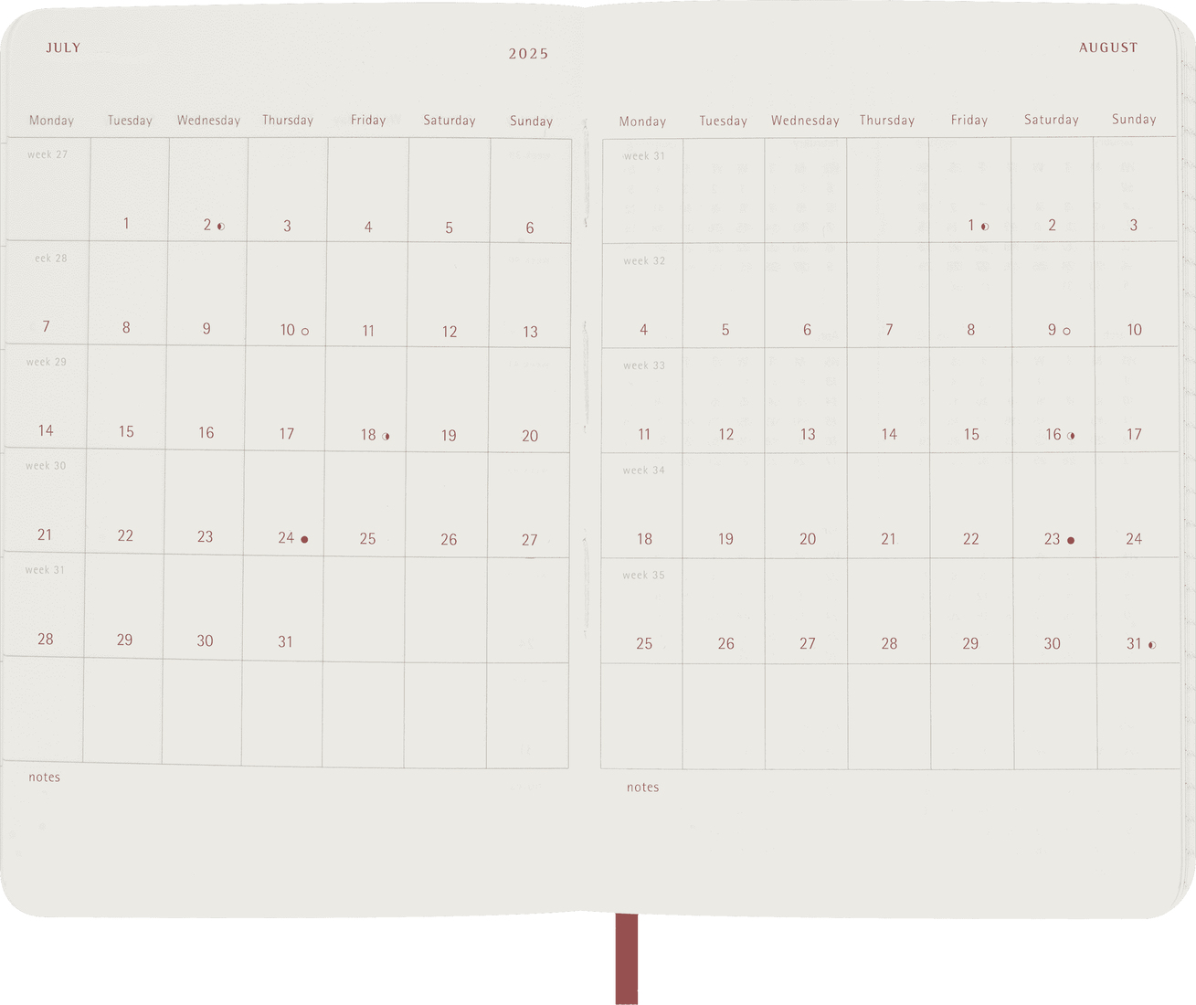 Quaderno beige aperto con pagine del calendario di luglio e agosto 2025.
